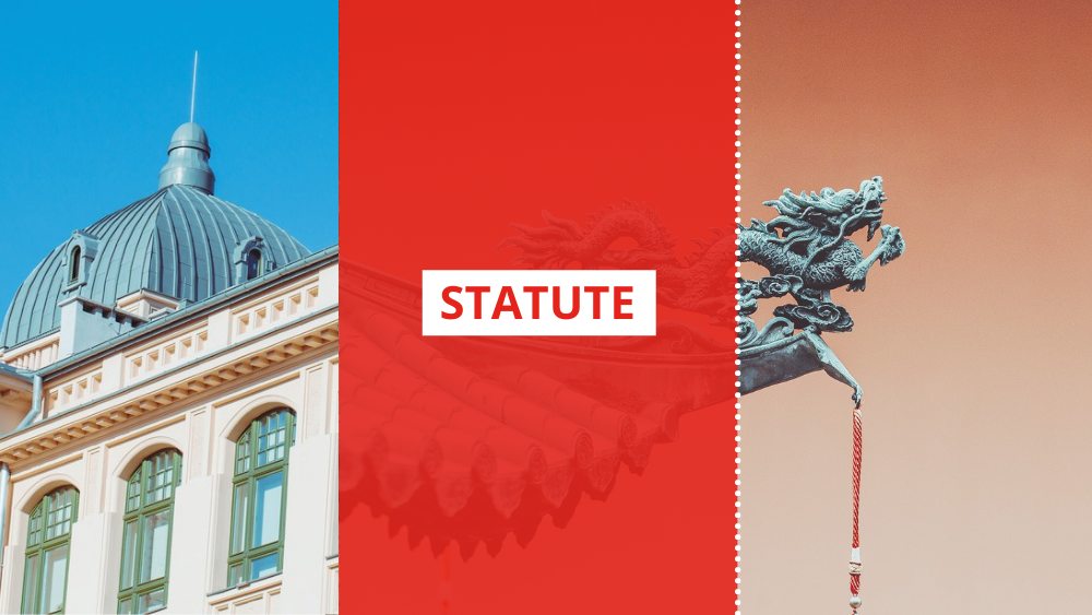 Po lewej stronie żółty budynek z niebieską kopułą na tle nieba, na środku czerwony napis "statute" w białej ramce na czerwonym tle, po prawej stronie rzeżba chińskiego smoka na brązowym tle