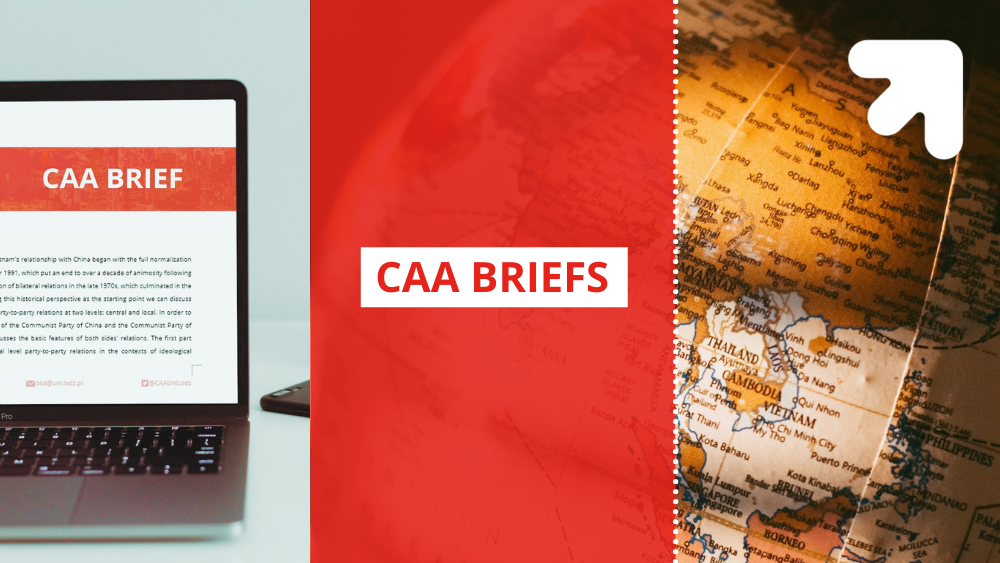 Po lewej stronie otwarty laptop z wyświetlonym na ekranie białym napisem "CAA Brief", na środku czerwony napis "CAA Brief" w białej ramce na czerwonym tle, po prawej stronie globus przedstawiający Indochiny, a także białe logo UŁ w prawym górnym rogu/On the left side an open laptop with the white word "CAA Brief" displayed on the screen, in the center a red word "CAA Briefs" in a white frame on a red background, on the right side a globe showing Indochina, and a white logo of the University of Lodz in the upper right corner