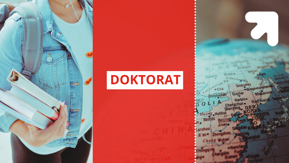 Po lewej stronie sylwetka studenta trzymającego cztery ksiązki w jednej ręce z plecakiem na plecach w dżinsowej kurce i białej koszulce, na środku czerwony napis "doktorat" w białej ramce na czerwonym tle, po prawej stronie wycinek globusa przedstawiającego region Azji Wschodniej, a w prawym górnym rogu biała strzałka wskazująca prawy górny róg