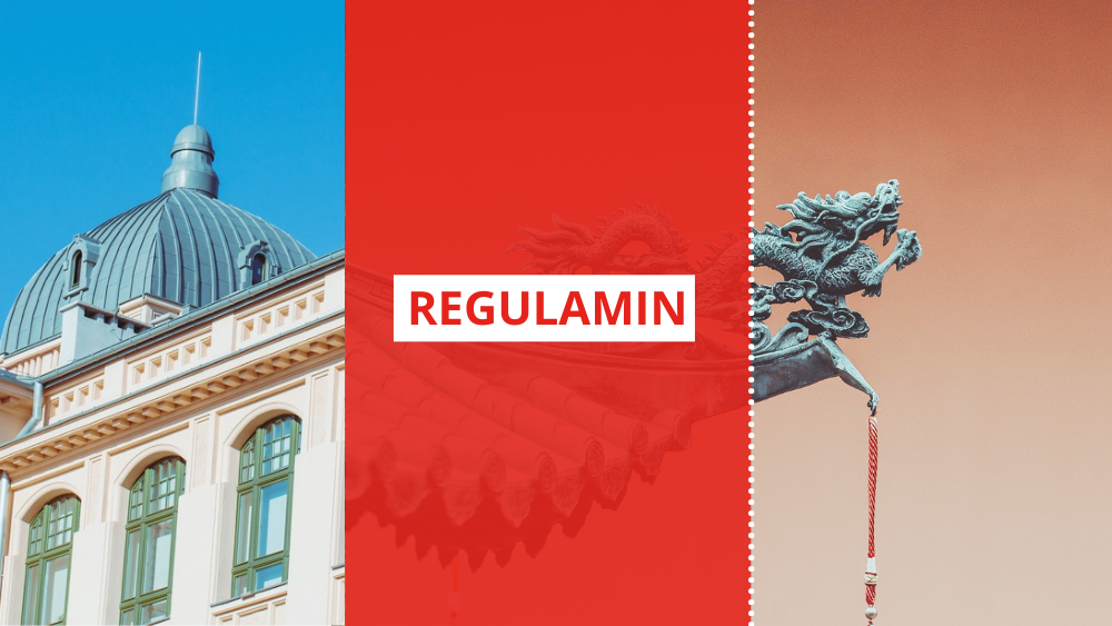 Po lewej stronie żółty budynek z niebieską kopułą na tle nieba, na środku czerwony napis "regulamin" w białej ramce na czerwonym tle, po prawej stronie rzeżba chińskiego smoka na brązowym tle