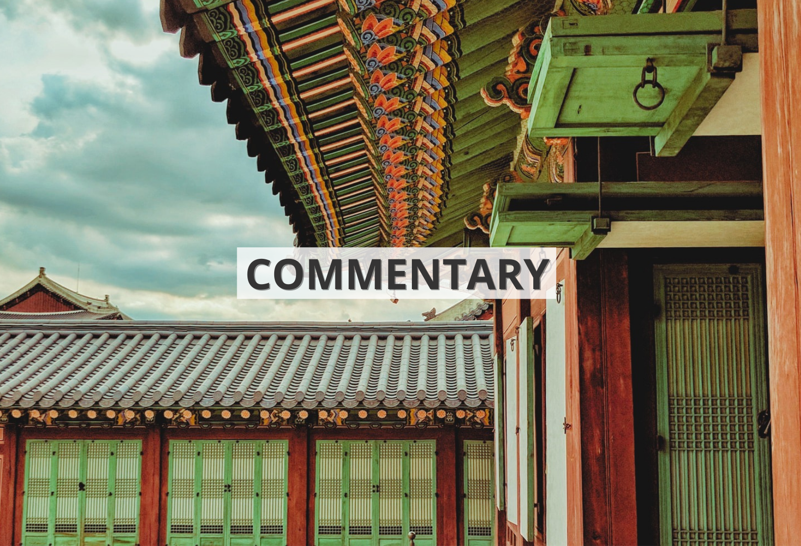 Fragment dachu oraz pawilonu we wschodnioazjatyckim stylu z napisem ‘commentary’/ Fragment of the roof and pavilion in East Asian style with the inscription 'commentary'