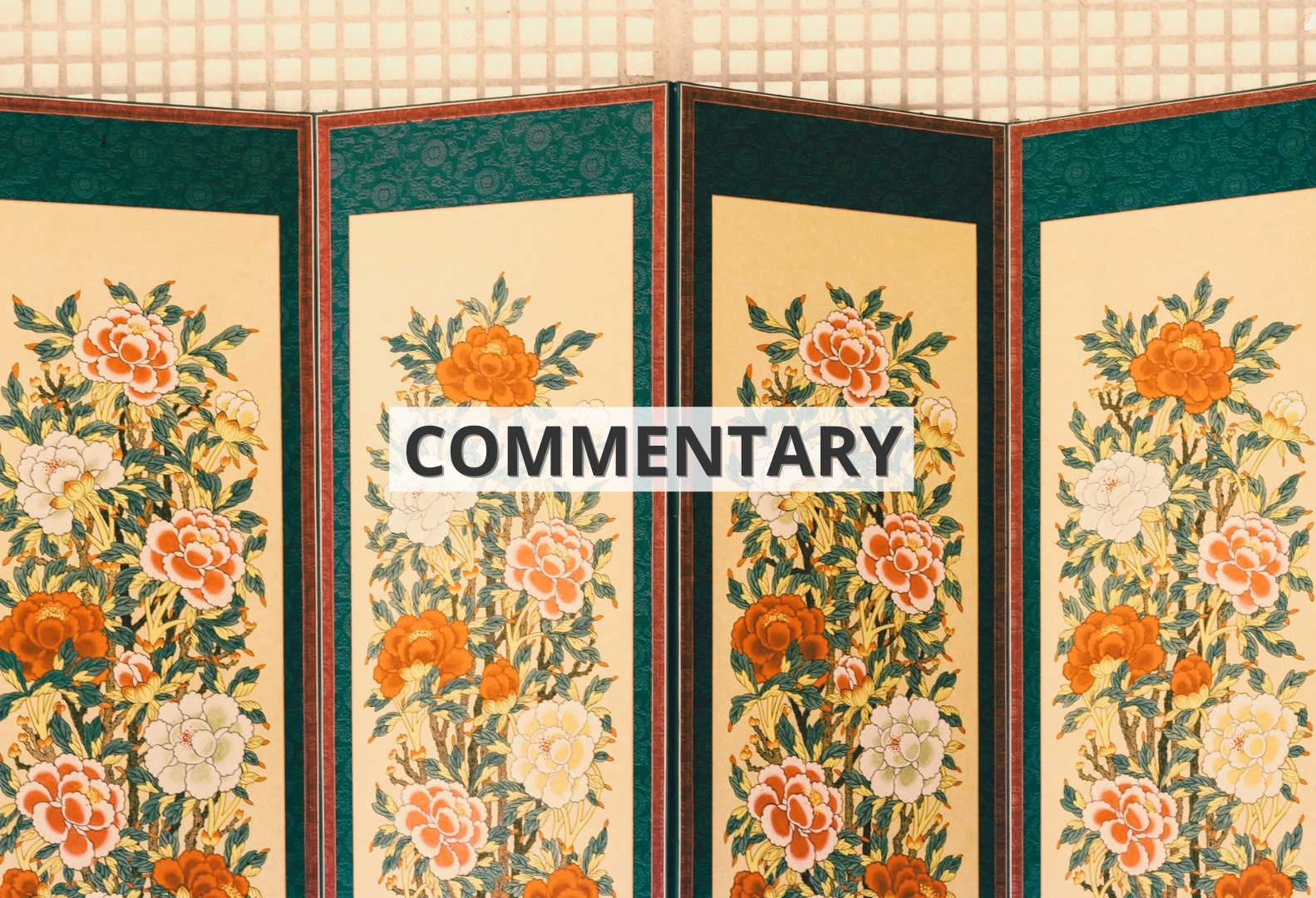 Parawan z namalowanymi kwiatami we wschodnioazjatyckim stylu z napisem ‘commentary’ / East Asian wooden screen with painted flowers with the inscription 'commentary'