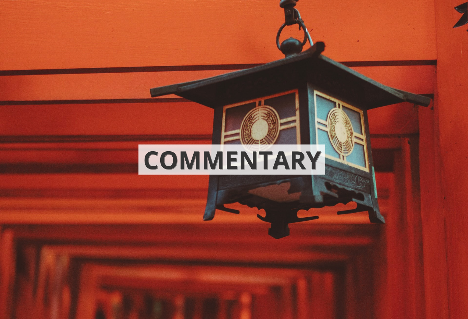 Wschodnioazjatycka latarnia wisząca na czerwonym tle z napisem ‘commentary’/ East Asian lantern hanging on a red background with the inscription 'commentary'