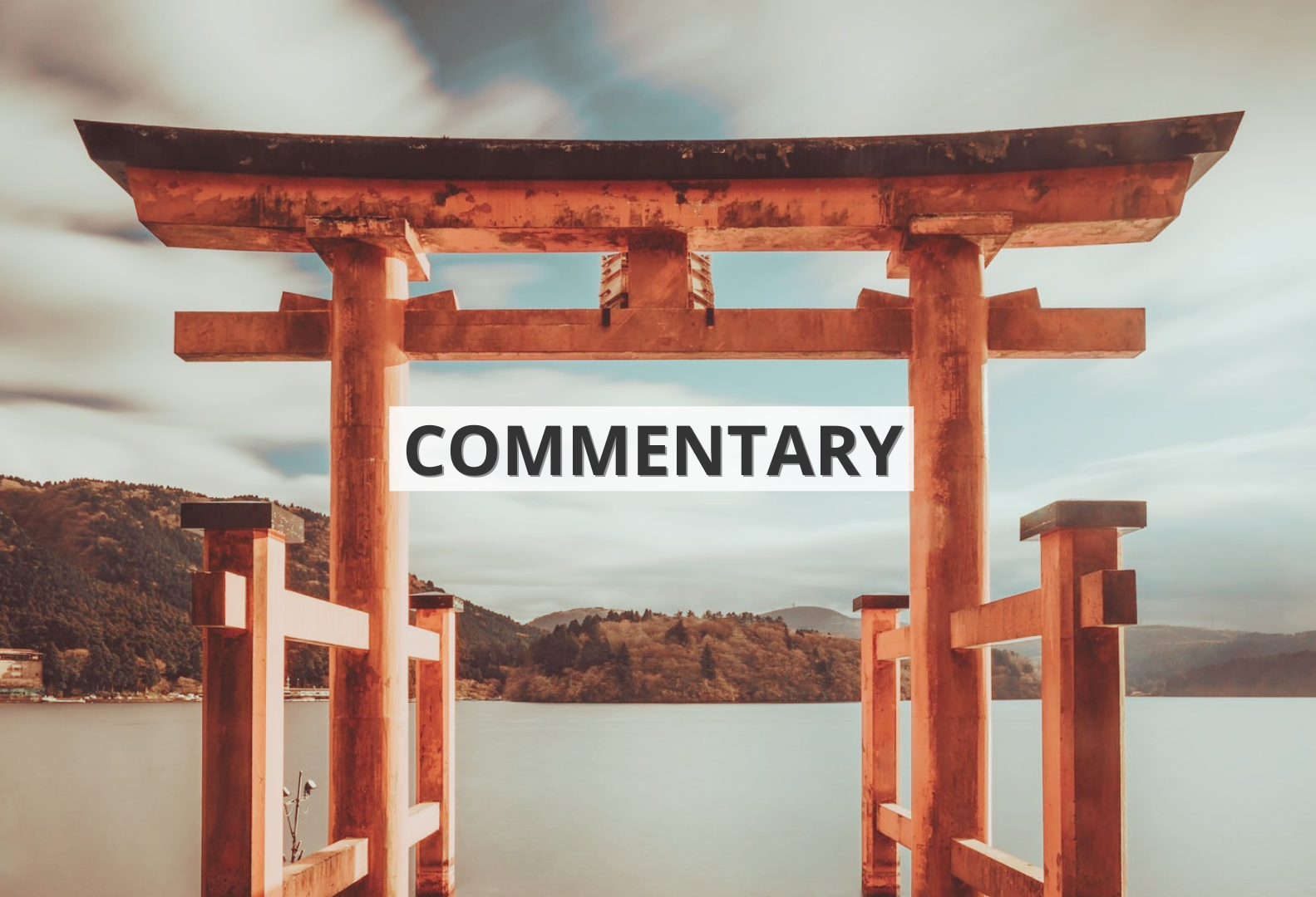 Czerwona brama Torii na tle morza z napisem ‘commentary’/The red gate of the Torii against the background of the sea with the inscription 'commentary'