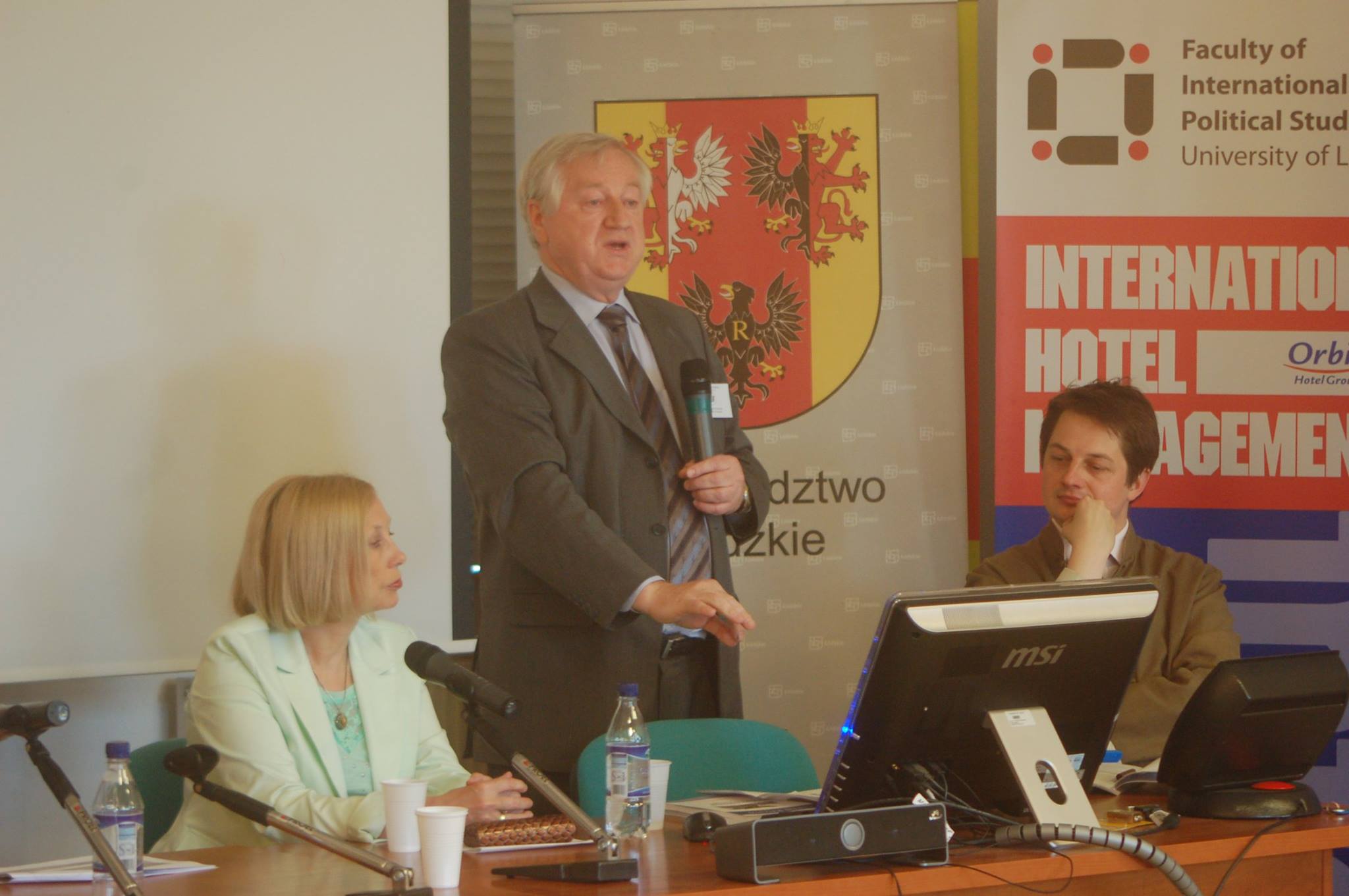 Bogdan Góralczyk w towarzystwie szefowej Zakładu Azji Wschodniej oraz jej zastępcy przemawia na inauguracji konferencji naukowej LEAM 2013/Bogdan Góralczyk, accompanied by the head of the Department of East Asia and her deputy, speaks at the inauguration of the scientific conference LEAM 2013