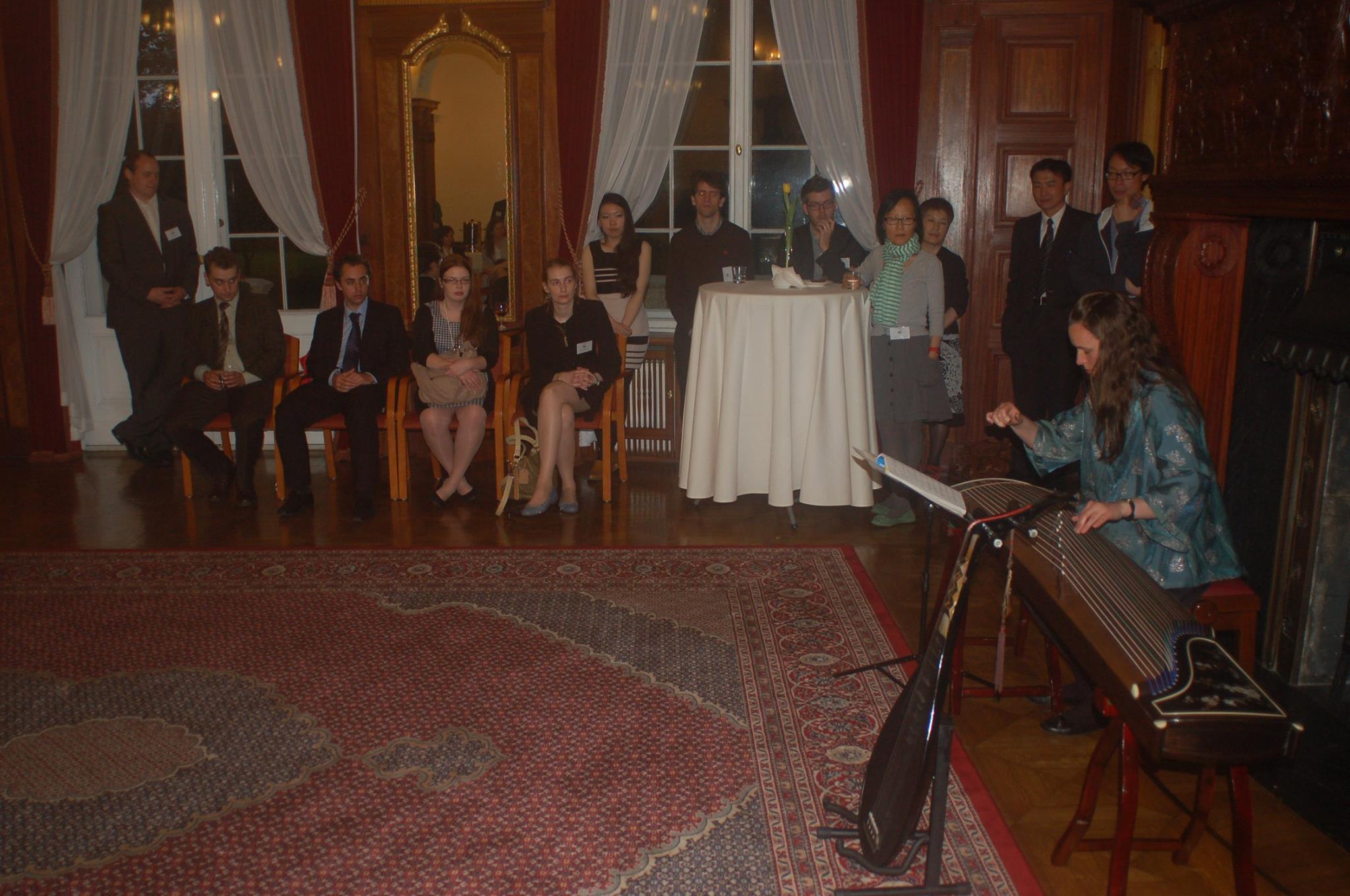 Pokaz muzyczny w sali kominkowej pałacu Biedermanna w ramach konferencji naukowej LEAM 2013/Music show in the fireplace room of the Biedermann Palace as part of the LEAM 2013 scientific conference