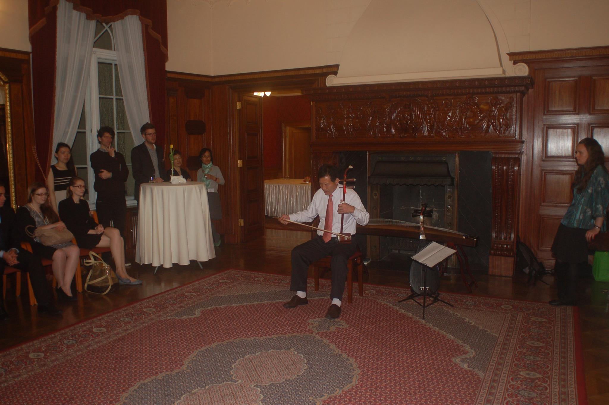 Pokaz muzyczny w sali kominkowej pałacu Biedermanna w ramach konferencji naukowej LEAM 2013/Music show in the fireplace room of the Biedermann Palace as part of the LEAM 2013 scientific conference