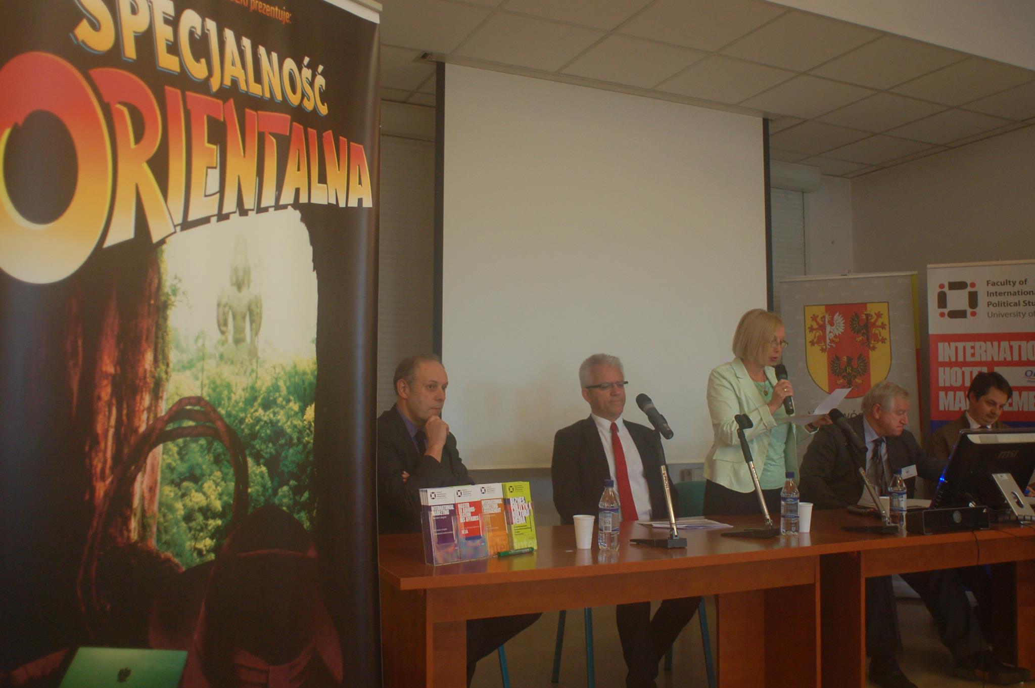 Szefowa Zakładu Azji Wschodniej w otoczeniu czterech prelegentów przemawia na inauguracji konferencji naukowej LEAM 2013/The head of the Department of East Asia, surrounded by four speakers, speaks at the inauguration of the LEAM 2013 scientific conference