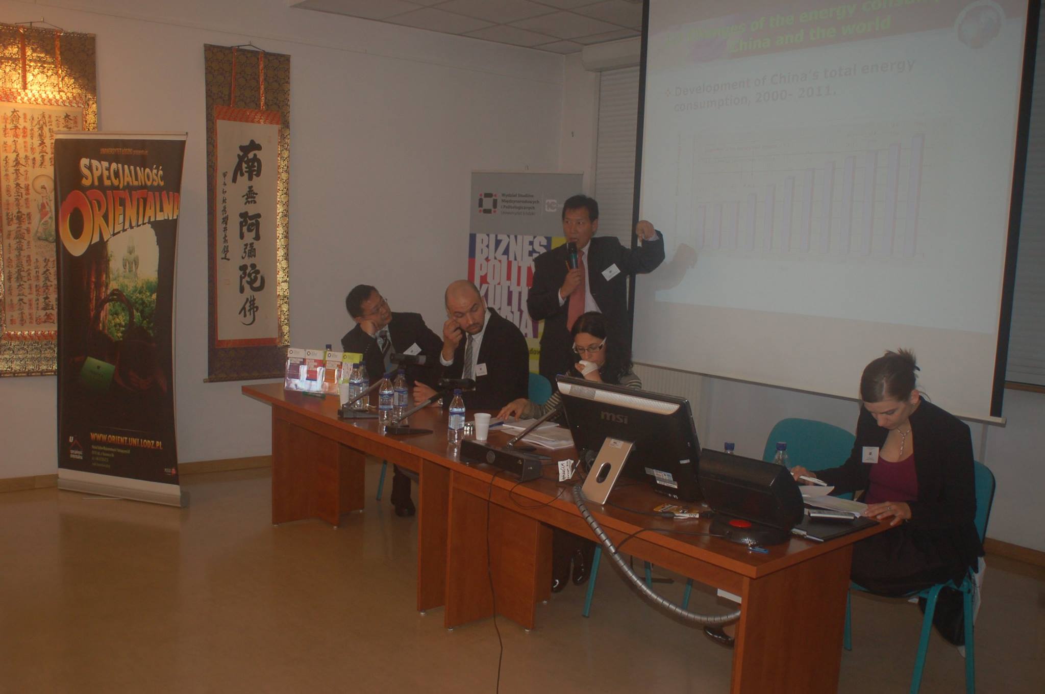 Pięcioro prelegentów w trakcie prezentacji badań podczas konferencji naukowej LEAM 2013 na wydziale Studiów Międzynarodowych i Politologicznych/Five speakers during the presentation of research at the LEAM 2013 scientific conference at the Faculty of International and Political Studies