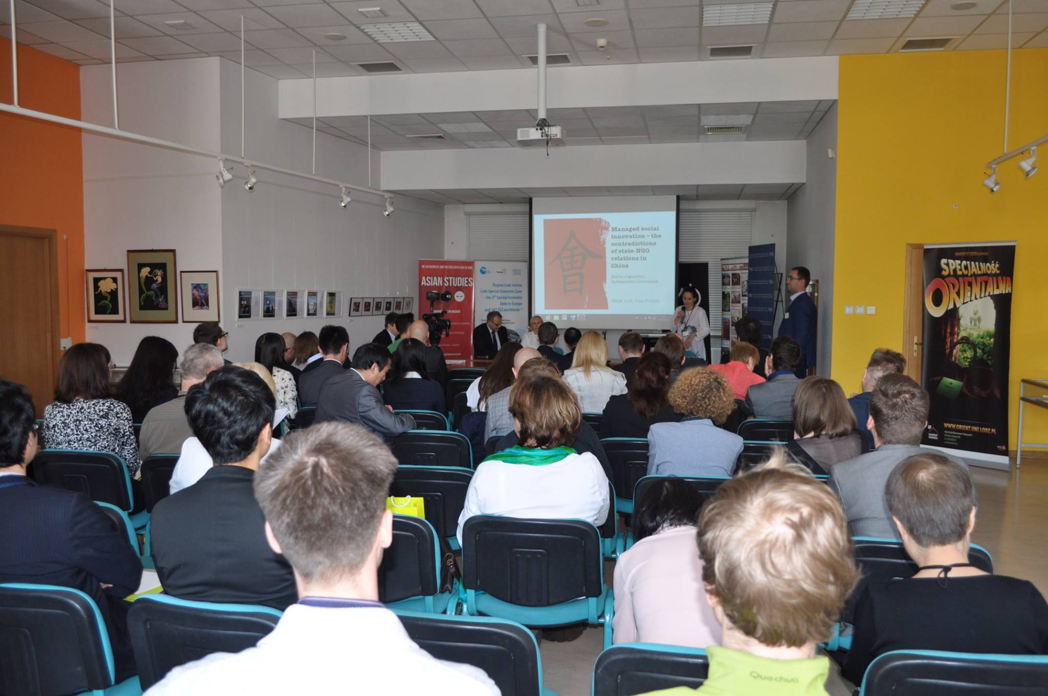 Grupa osób słucha wykładu podczas konferencji naukowej LEAM 2014 w sali rady wydziału na Wydziale Studiów Międzynarodowych i politologicznych Uniwersytetu Łódzkiego/A group of people listens to a lecture during the LEAM 2014 scientific conference in the faculty council room at the Faculty of International and Political Studies at the University of Lodz