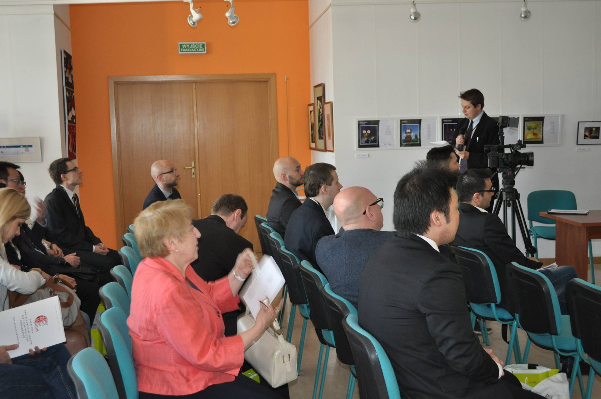 Grupa osób słucha wykładu podczas konferencji naukowej LEAM 2014 w sali rady wydziału na Wydziale Studiów Międzynarodowych i politologicznych Uniwersytetu Łódzkiego/A group of people listens to a lecture during the LEAM 2014 scientific conference in the faculty council room at the Faculty of International and Political Studies at the University of Lodz