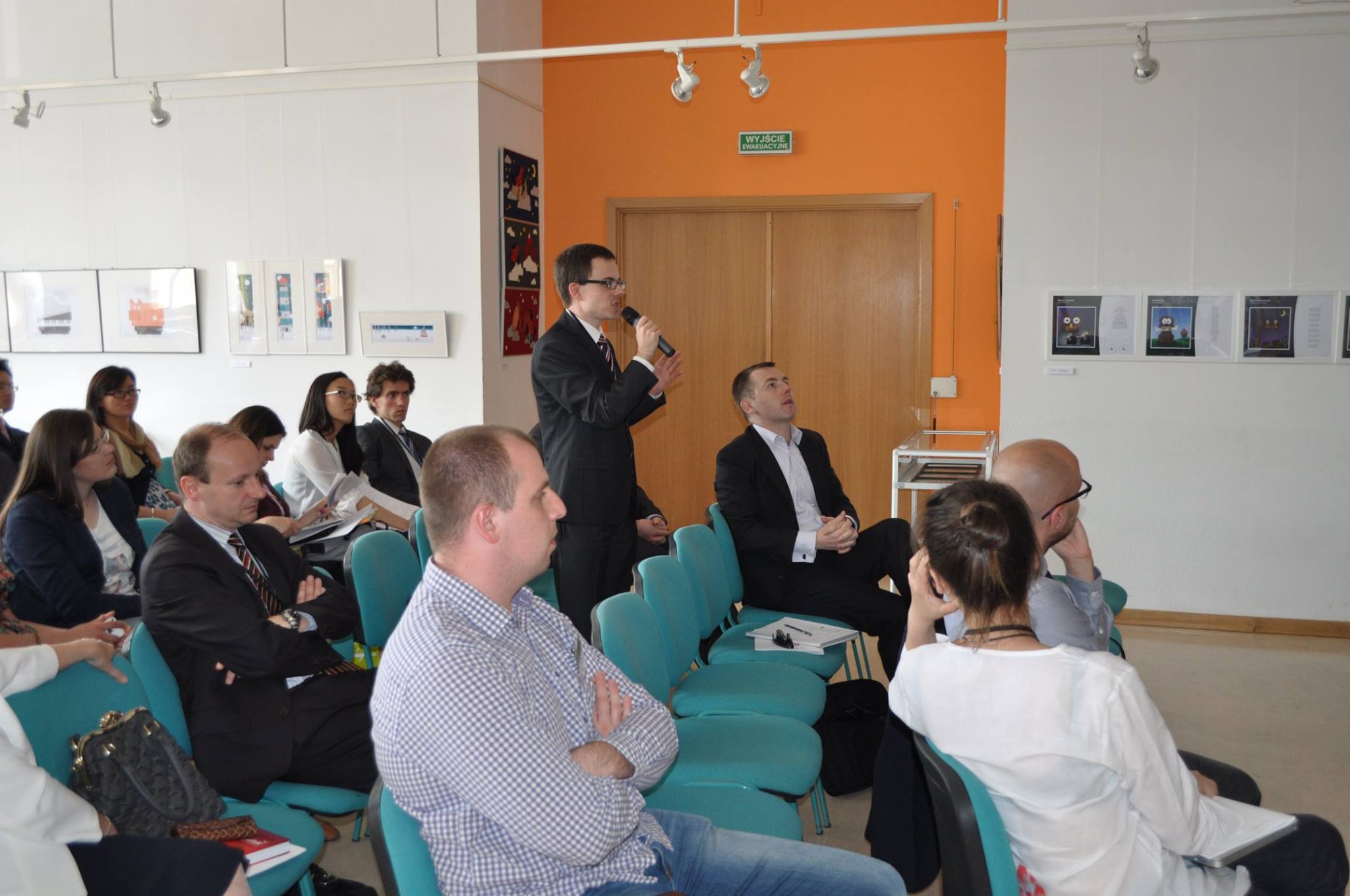 Jedna osoba z publiczności zadaje pytanie prelegentom podczas konferencji naukowej LEAM 2014 w sali rady wydziału na Wydziale Studiów Międzynarodowych i politologicznych Uniwersytetu Łódzkiego/One person from the audience asks a question to the speakers during the LEAM 2014 scientific conference in the faculty council room at the Faculty of International and Political Studies at the University of Lodz