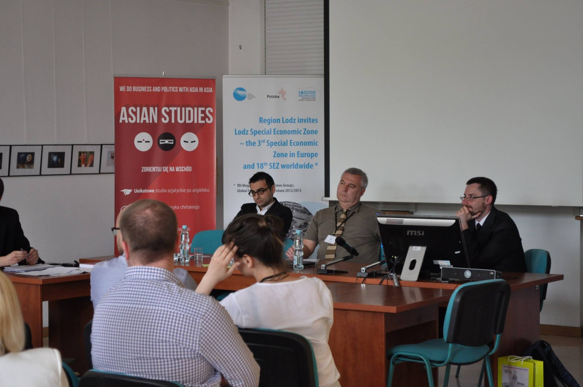 Trzech prelegentów prezentuje wyniki swoich badań podczas konferencji naukowej LEAM 2014 w sali rady wydziału na Wydziale Studiów Międzynarodowych i politologicznych Uniwersytetu Łódzkiego/Three speakers present the results of their research during the LEAM 2014 scientific conference in the faculty council room at the Faculty of International and Political Studies at the University of Lodz