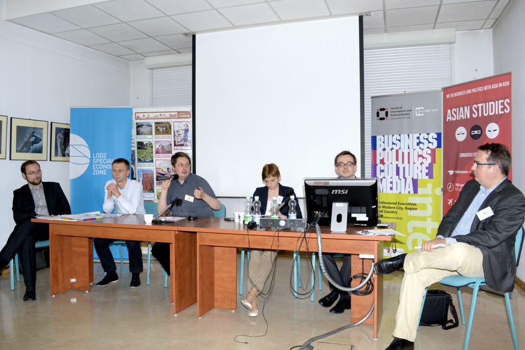 Sześcioro prelegentów podczas panelu konferencji naukowej LEAM 2015 na Wydziale Studiów Międzynarodowych i Politologicznych Uniwersytetu Łódzkiego/Six speakers during the panel of the LEAM 2015 scientific conference at the Faculty of International and Political Studies at the University of Lodz