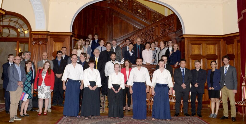 Grupowe zdjęcie uczestników konferencji naukowej LEAM 2015 wraz z przedstawicielami szkoły wschodnich sztuk walk w sali kominkowej pałacu Bidermanna/Group photo of the participants of the LEAM 2015 scientific conference with representatives of the martial arts school in the fireplace room of Bidermann Palace