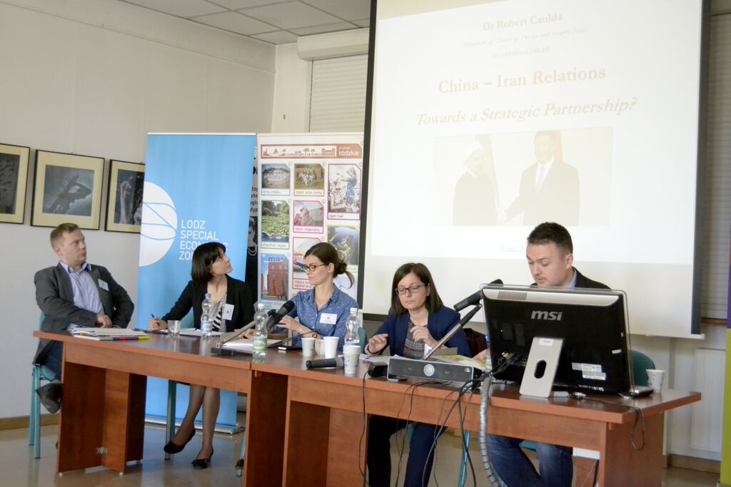 Pięcioro prelegentów prezentuje wyniki swoich badań podczas konferencji naukowej LEAM 2015 w sali rady wydziału na Wydziale Studiów Międzynarodowych i politologicznych Uniwersytetu Łódzkiego/Five speakers present the results of their research during the LEAM 2015 scientific conference in the faculty council room at the Faculty of International and Political Studies at the University of Lodz