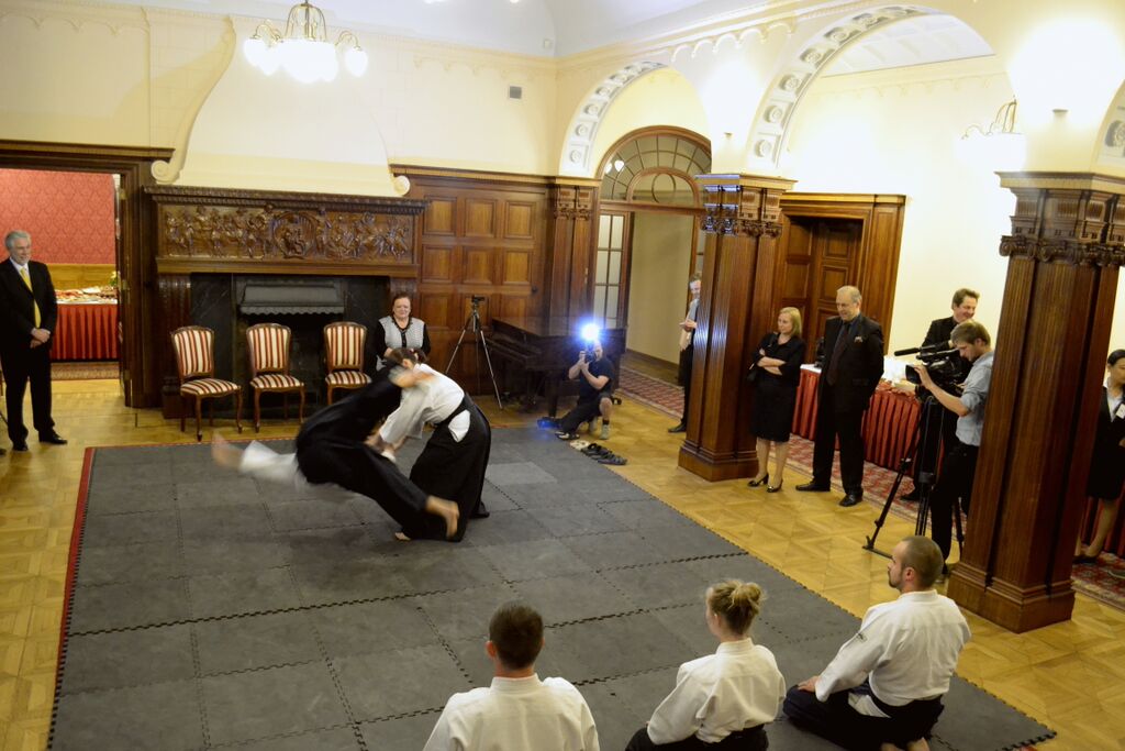 Pokaz wschodnich sztuk walk w sali kominkowej pałacu Bidermanna dla uczestników konferencji LEAM 2015/A show of eastern martial arts in the fireplace hall of Bidermann Palace for the participants of the LEAM 2015 conference