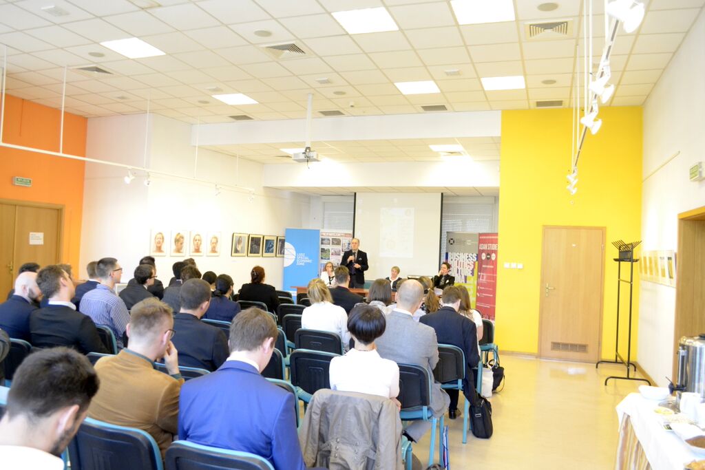 Grupa osób słucha wykładu podczas konferencji naukowej LEAM 2015 w sali rady wydziału na Wydziale Studiów Międzynarodowych i politologicznych Uniwersytetu Łódzkiego/A group of people listens to a lecture during the LEAM 2015 scientific conference in the faculty council room at the Faculty of International and Political Studies at the University of Lodz