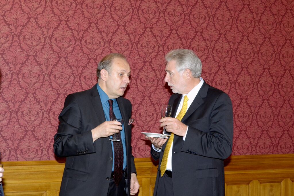 Dziekan Wydziału Studiów Międzynarodowych i politologicznych Uniwersytetu Łódzkiego rozmawia z jednym z uczestników konferencji naukowej LEAM 2015 w pałacu Biedermanna/The dean of the Faculty of International and Political Studies at the University of Lodz talks with one of the participants of the LEAM 2015 scientific conference at the Biedermann Palace