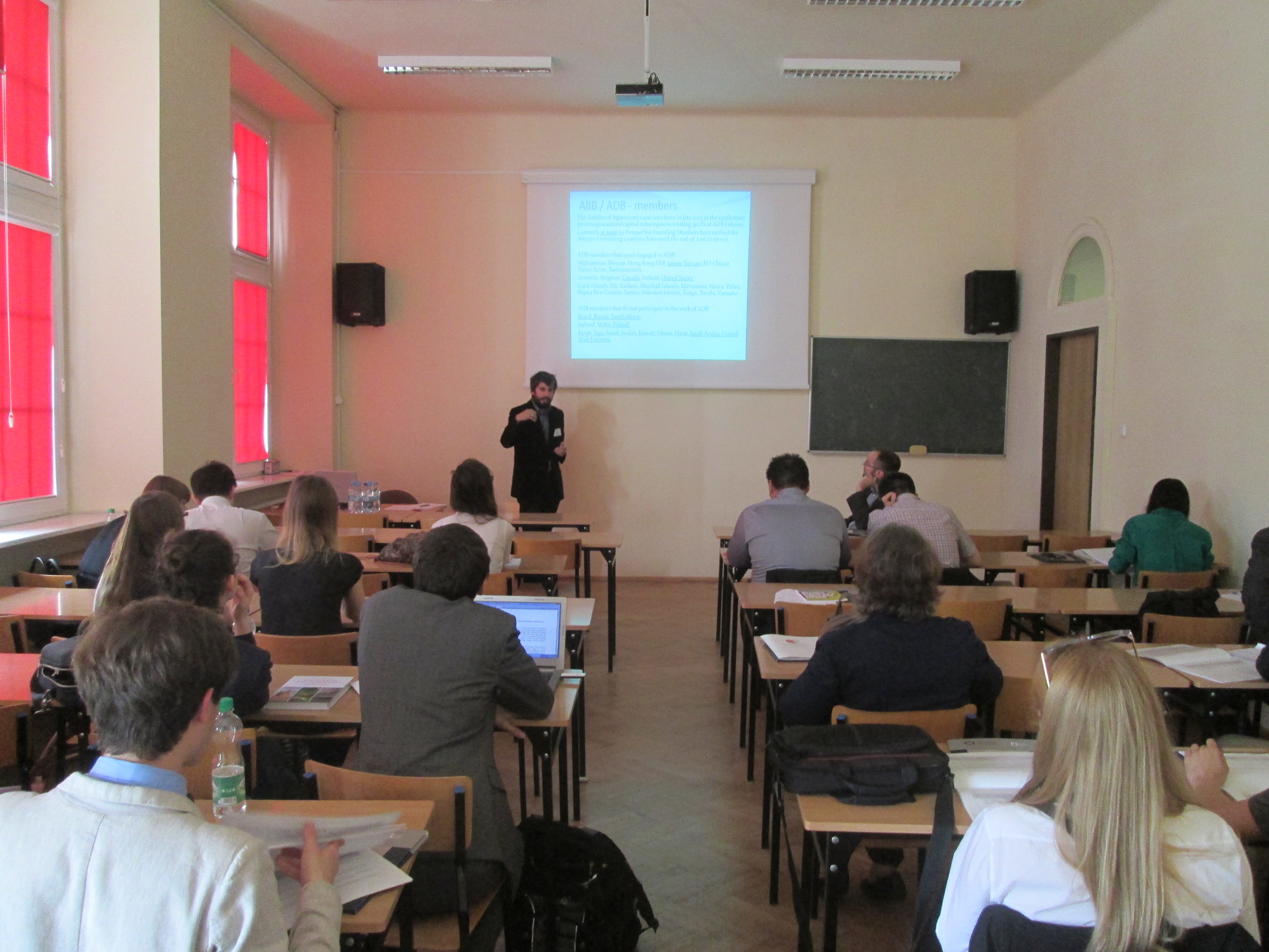 Grupa osób słucha wykładu podczas konferencji naukowej LEAM 2016 na Wydziale Studiów Międzynarodowych i Politologicznych Uniwersytetu Łódzkiego/A group of people listens to a lecture during the LEAM 2016 scientific conference at the Faculty of International and Political Studies at the University of Lodz
