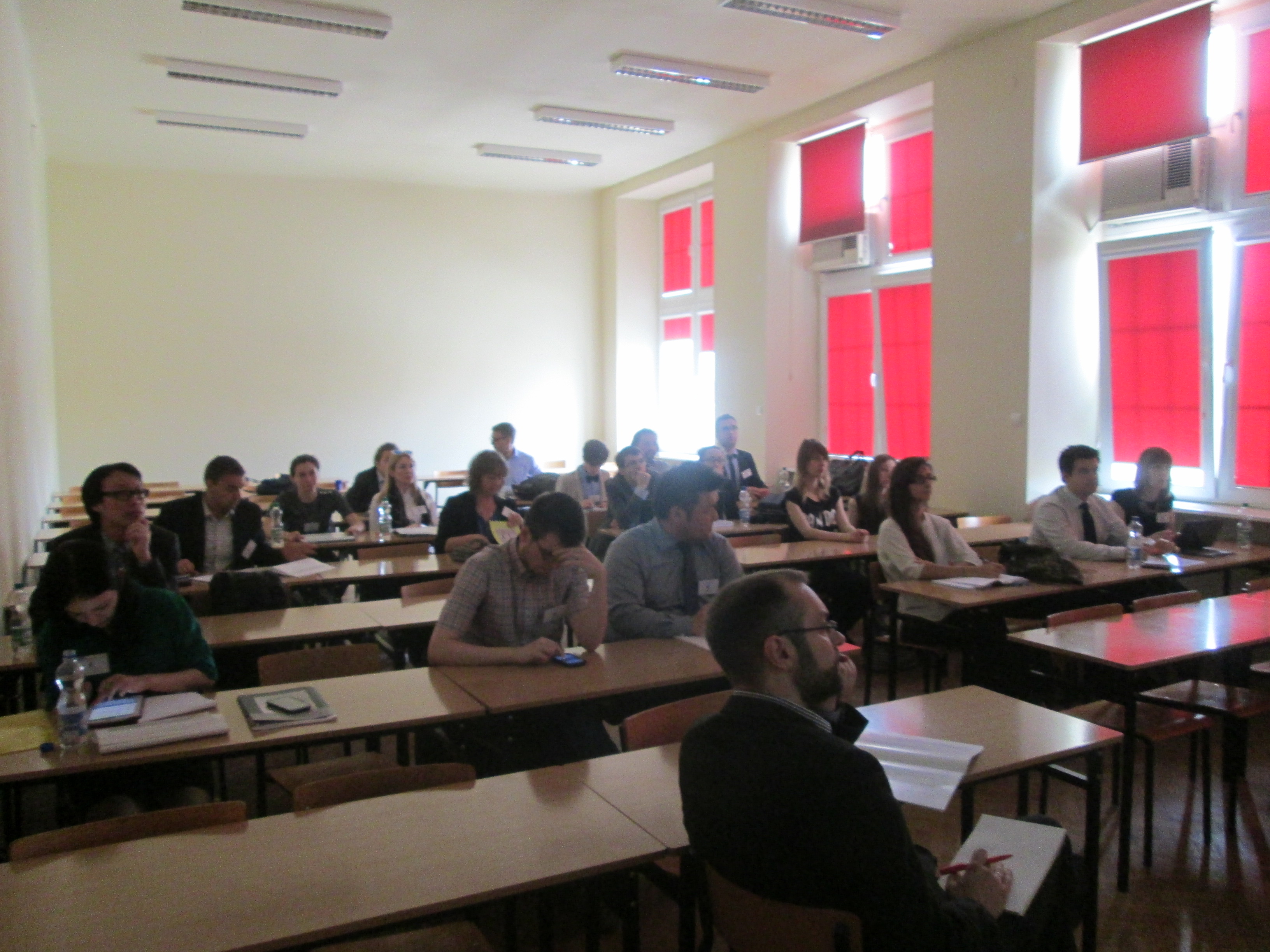 Grupa osób słucha wykładu podczas konferencji naukowej LEAM 2016 na Wydziale Studiów Międzynarodowych i Politologicznych Uniwersytetu Łódzkiego/A group of people listens to a lecture during the LEAM 2016 scientific conference at the Faculty of International and Political Studies at the University of Lodz