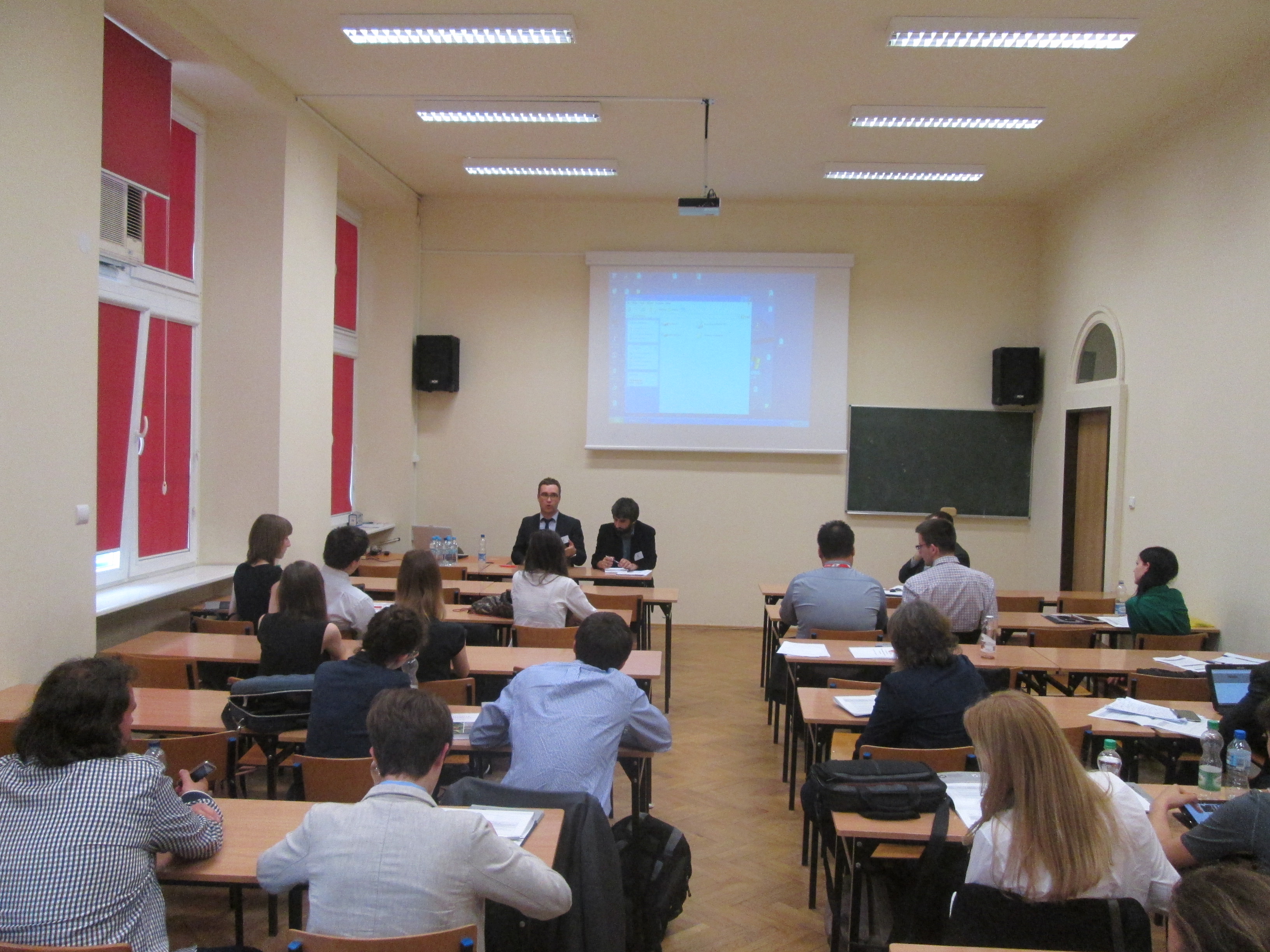 Grupa osób słucha wykładu podczas konferencji naukowej LEAM 2016 na Wydziale Studiów Międzynarodowych i Politologicznych Uniwersytetu Łódzkiego/A group of people listens to a lecture during the LEAM 2016 scientific conference at the Faculty of International and Political Studies at the University of Lodz