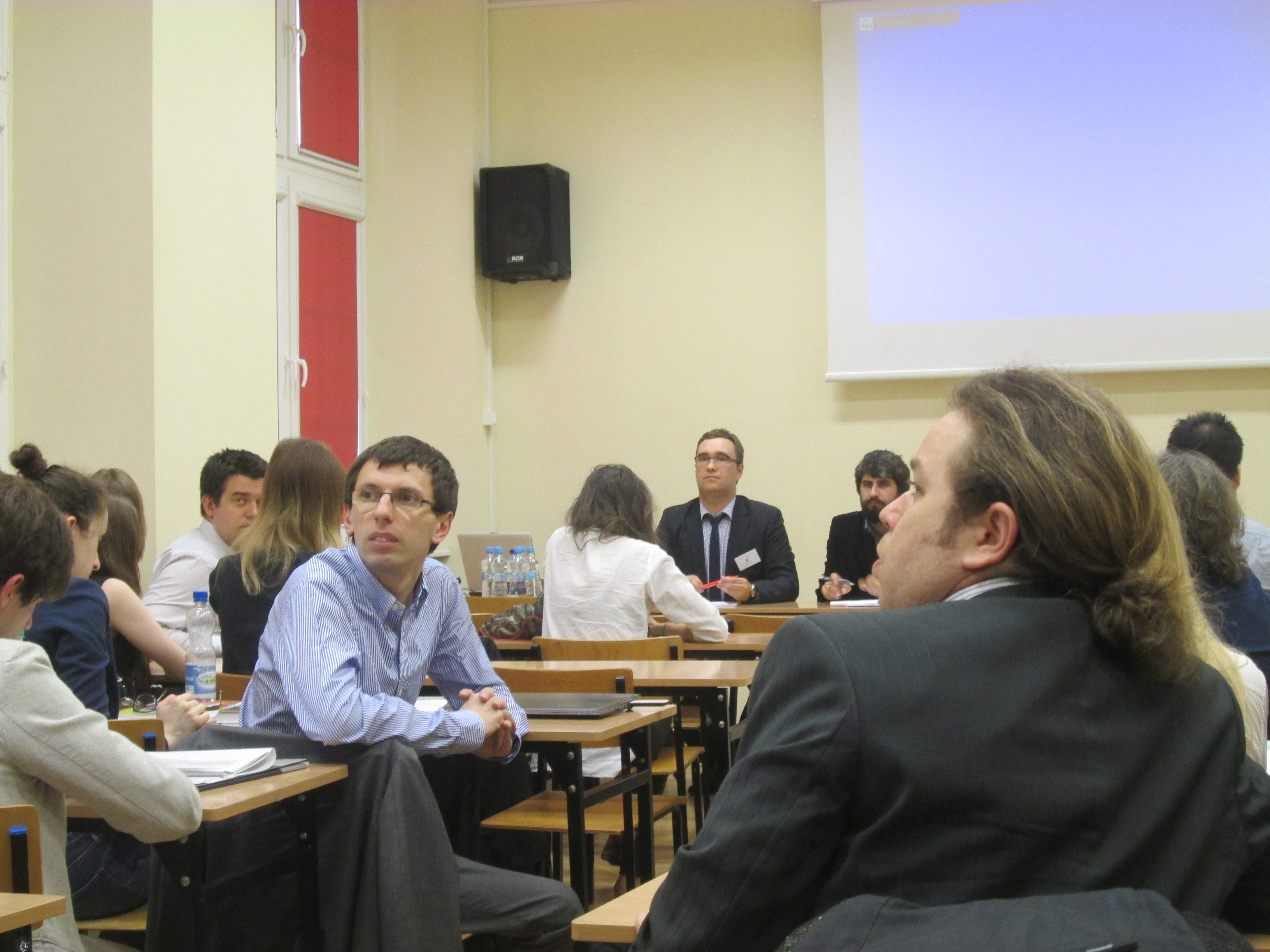 Grupa osób słucha osoby zadającej pytanie podczas konferencji naukowej LEAM 2016 na Wydziale Studiów Międzynarodowych i Politologicznych Uniwersytetu Łódzkiego/A group of people listens to the person asking a question during the LEAM 2016 scientific conference at the Faculty of International and Political Studies at the University of Lodz