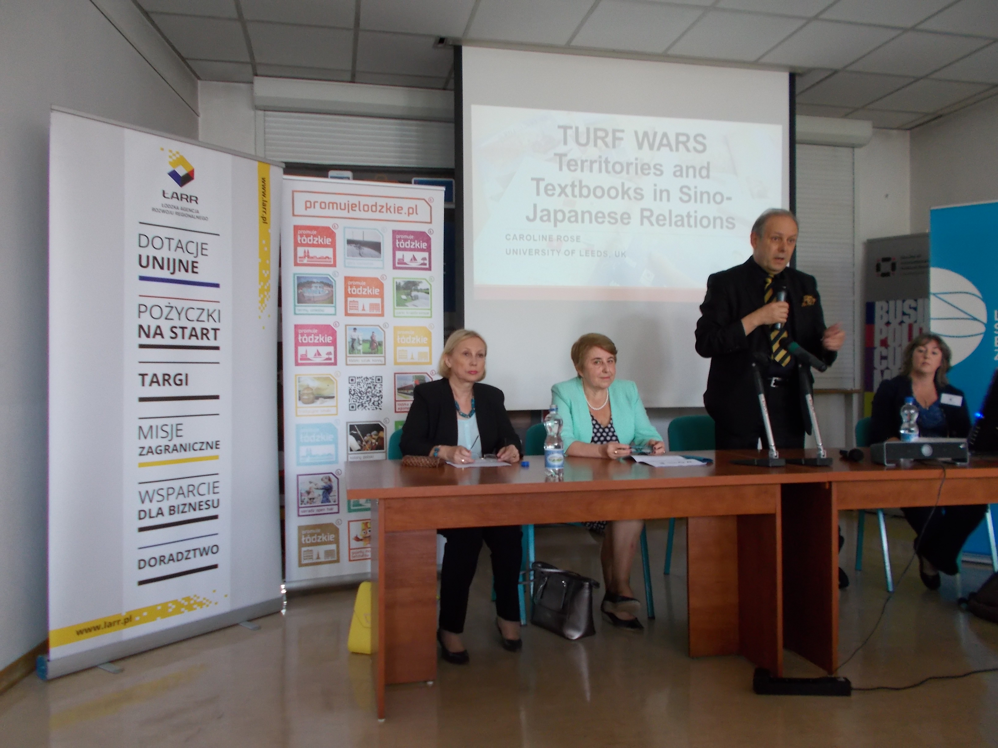 Dziekan Wydziału Studiów Międzynarodowych i Politologicznych Uniwersytetu Łódzkiego przemawia na inauguracji konferencji naukowej LEAM 2016 w sali rady wydziału/The Dean of the Faculty of International and Political Studies at the University of Lodz speaks at the inauguration of the LEAM 2016 scientific conference in the faculty council room