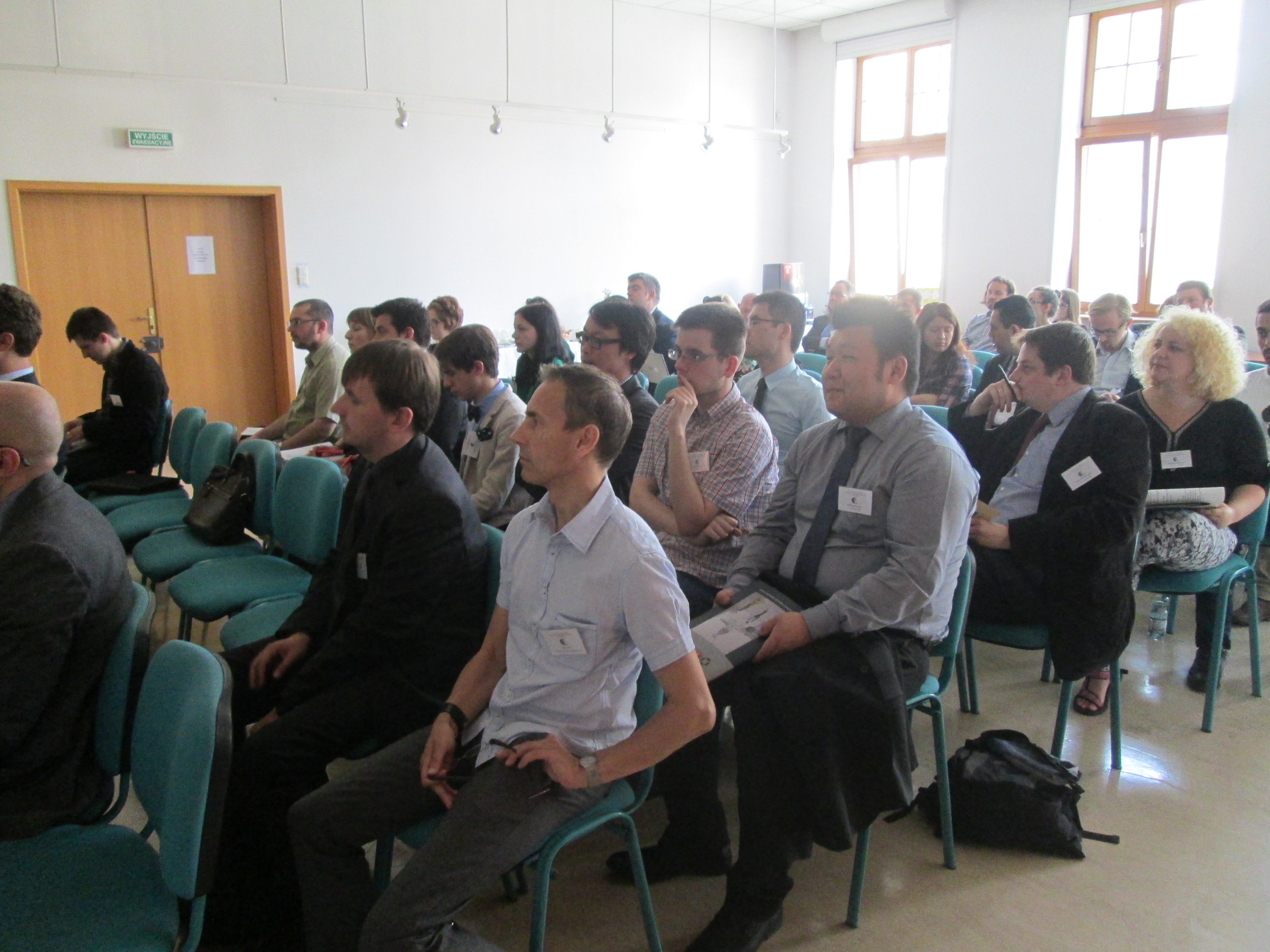 Grupa osób słucha wykładu podczas konferencji naukowej LEAM 2016 w sali rady wydziału na Wydziale Studiów Międzynarodowych i politologicznych Uniwersytetu Łódzkiego/A group of people listens to a lecture during the LEAM 2016 scientific conference in the faculty council room at the Faculty of International and Political Studies at the University of Lodz
