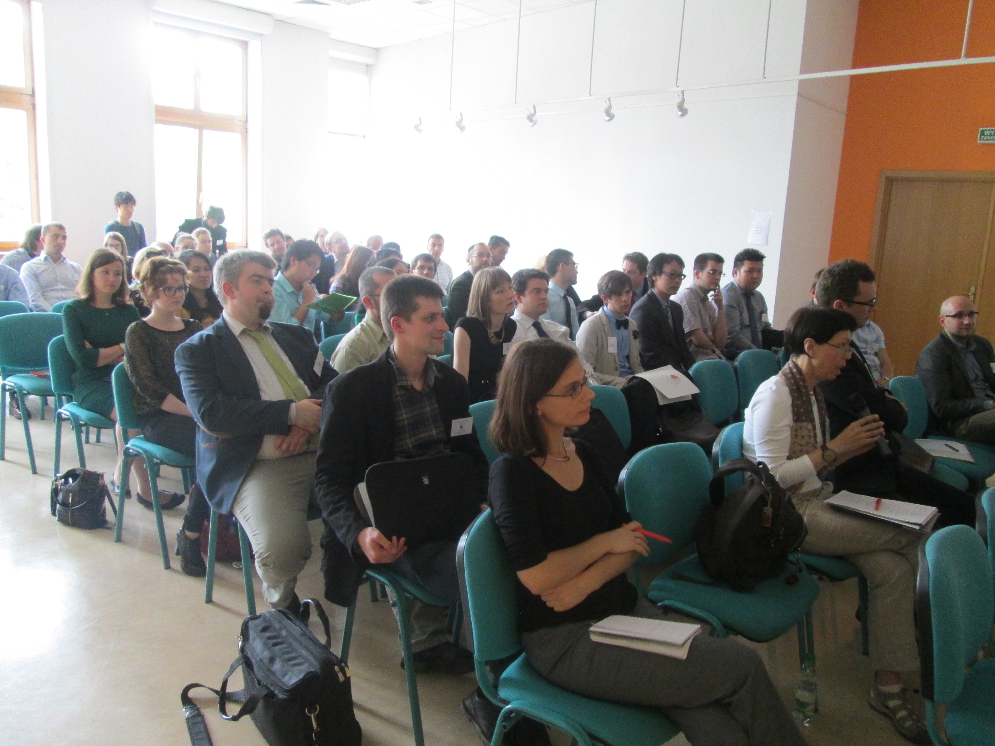 Grupa osób słucha wykładu podczas konferencji naukowej LEAM 2016 w sali rady wydziału na Wydziale Studiów Międzynarodowych i politologicznych Uniwersytetu Łódzkiego/A group of people listens to a lecture during the LEAM 2016 scientific conference in the faculty council room at the Faculty of International and Political Studies at the University of Lodz