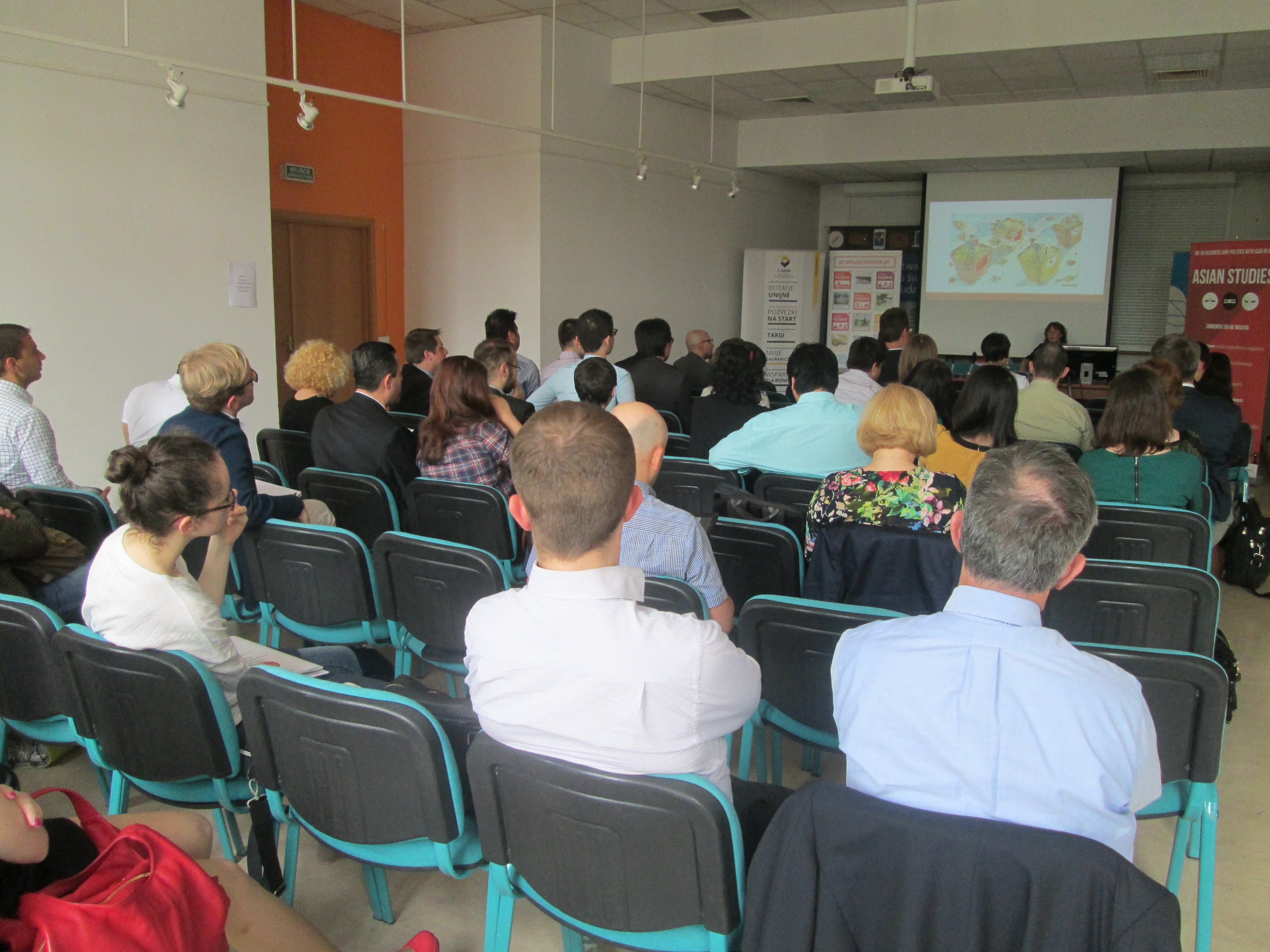 Grupa osób słucha wykładu podczas konferencji naukowej LEAM 2016 w sali rady wydziału na Wydziale Studiów Międzynarodowych i politologicznych Uniwersytetu Łódzkiego/A group of people listens to a lecture during the LEAM 2016 scientific conference in the faculty council room at the Faculty of International and Political Studies at the University of Lodz