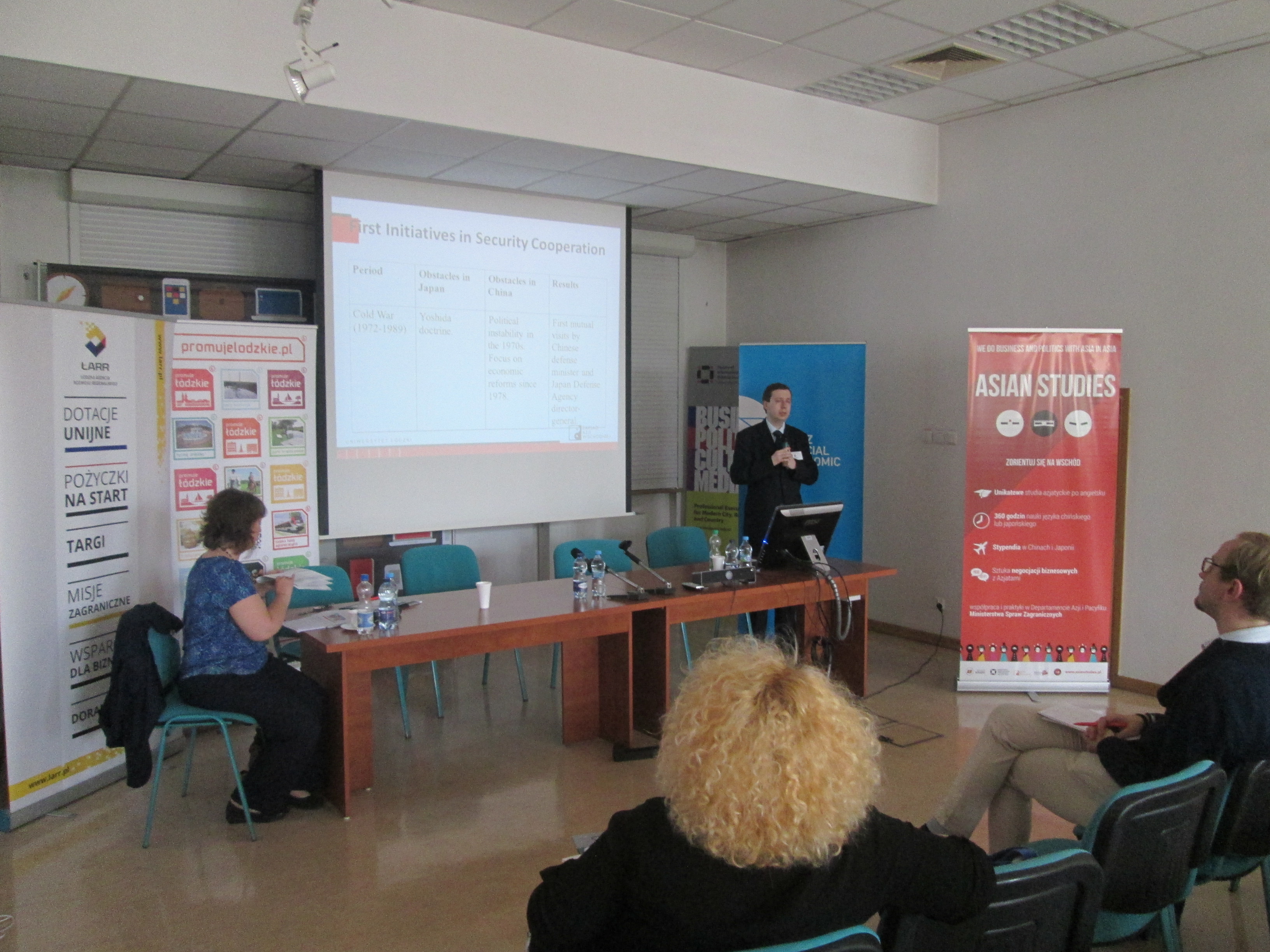 Dwoje prelegentów podczas panelu konferencji naukowej LEAM 2016 na Wydziale Studiów Międzynarodowych i Politologicznych Uniwersytetu Łódzkiego/Two speakers during the panel of the LEAM 2016 scientific conference at the Faculty of International and Political Studies at the University of Lodz