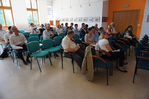 Grupa osób słucha wykładu podczas konferencji naukowej LEAM 2018 w sali rady wydziału na Wydziale Studiów Międzynarodowych i politologicznych Uniwersytetu Łódzkiego/A group of people listens to a lecture during the LEAM 2018 scientific conference in the faculty council room at the Faculty of International and Political Studies at the University of Lodz