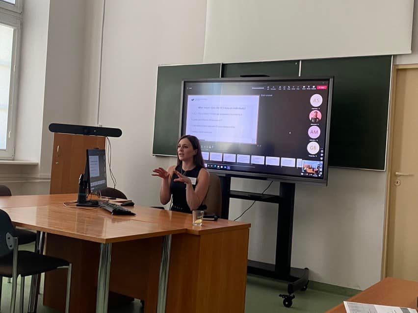 Prelegentka podczas panelu konferencji naukowej LEAM 2022 na Wydziale Studiów Międzynarodowych i Politologicznych Uniwersytetu Łódzkiego/Speaker at the panel of the LEAM 2022 scientific conference at the Faculty of International and Political Studies at the University of Lodz