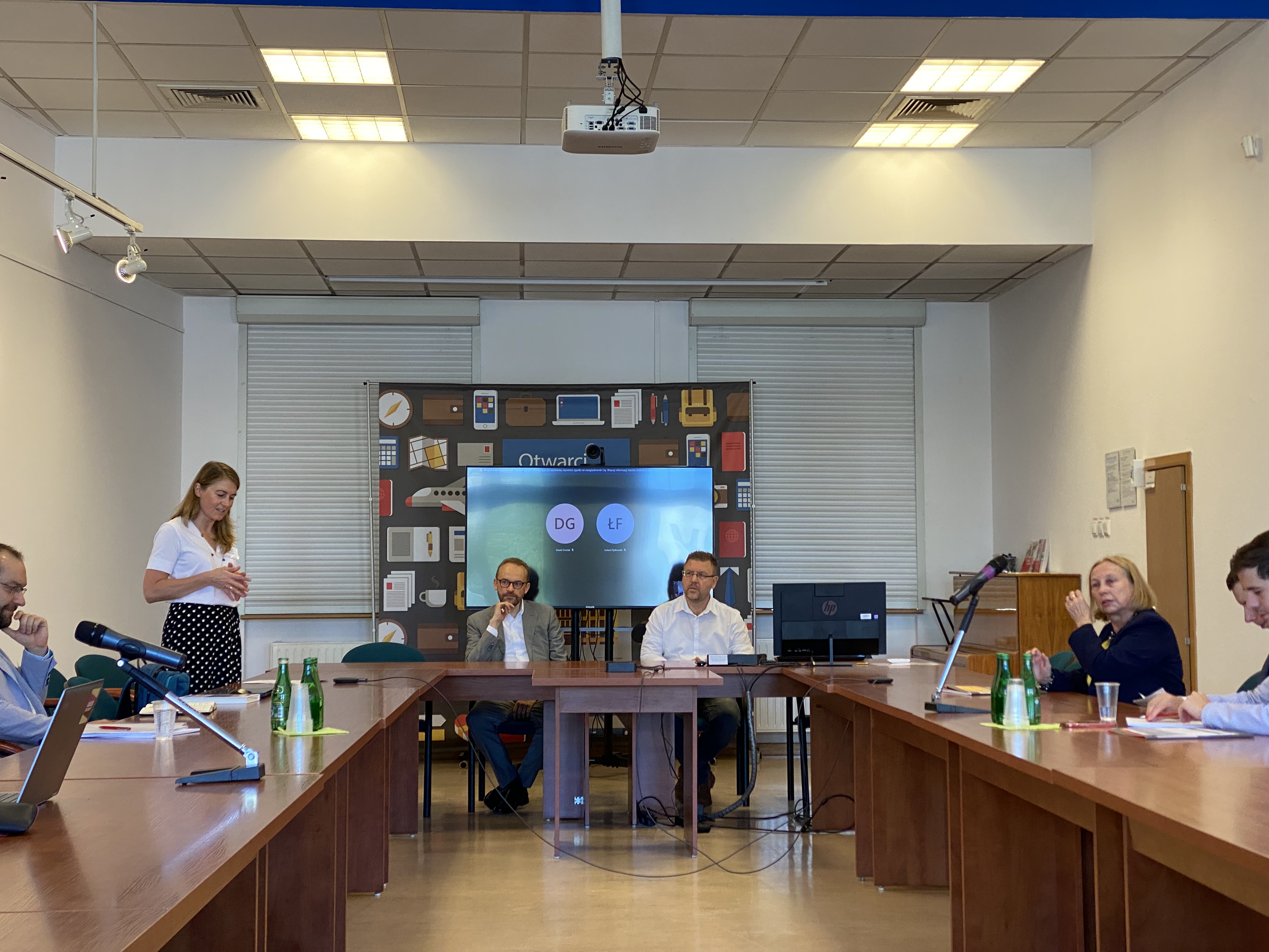 Grupa osób słucha wykładu podczas konferencji naukowej LEAM 2022 w sali rady wydziału na Wydziale Studiów Międzynarodowych i politologicznych Uniwersytetu Łódzkiego/A group of people listens to a lecture during the LEAM 2022 scientific conference in the faculty council room at the Faculty of International and Political Studies at the University of Lodz