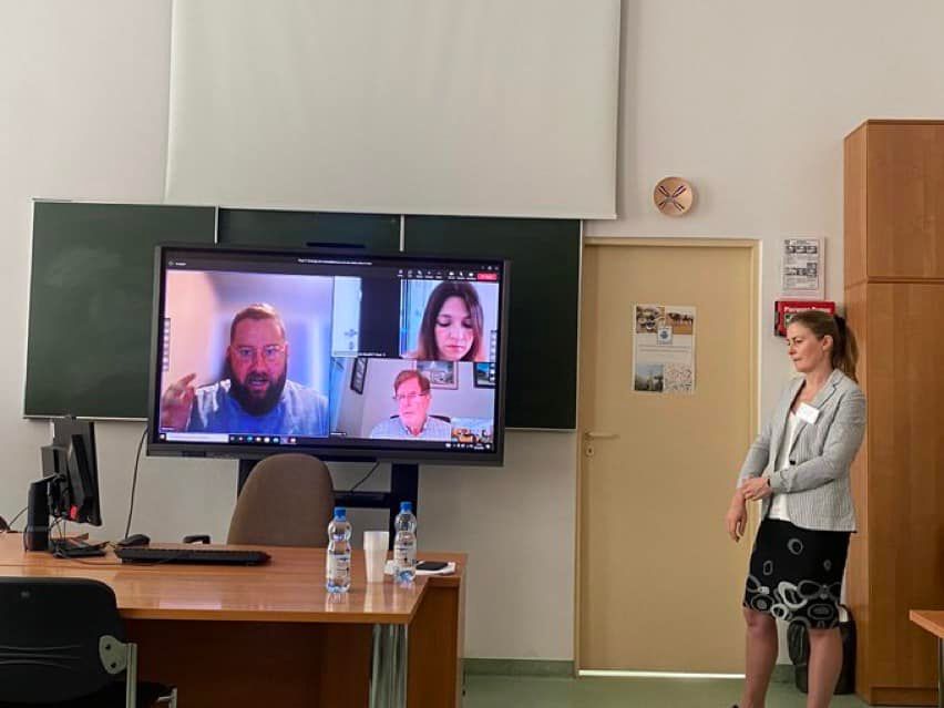 Wirtualna prezentacja wyników badań podczas hybrydowego panelu konferencji naukowej LEAM 2022 na na Wydziale Studiów Międzynarodowych i politologicznych Uniwersytetu Łódzkiego/Virtual presentation of research results during the hybrid panel of the LEAM 2022 scientific conference at the Faculty of International and Political Studies at the University of Lodz