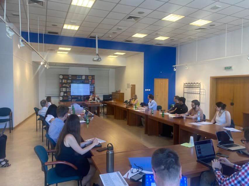 Grupa osób słucha wykładu podczas konferencji naukowej LEAM 2022 w sali rady wydziału na Wydziale Studiów Międzynarodowych i politologicznych Uniwersytetu Łódzkiego/A group of people listens to a lecture during the LEAM 2022 scientific conference in the faculty council room at the Faculty of International and Political Studies at the University of Lodz