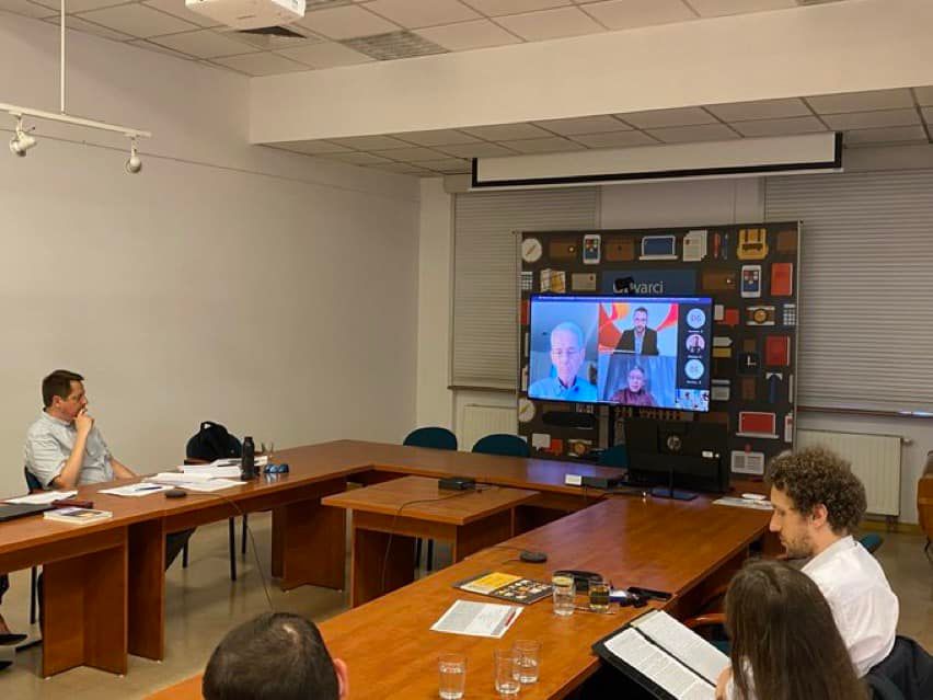 Dabata w formule hybrydowej podczas konferencji naukowej LEAM 2022 w sali rady wydziału na Wydziale Studiów Międzynarodowych i politologicznych Uniwersytetu Łódzkiego/Dabata in the hybrid formula during the LEAM 2022 scientific conference in the faculty council room at the Faculty of International and Political Studies at the University of Lodz