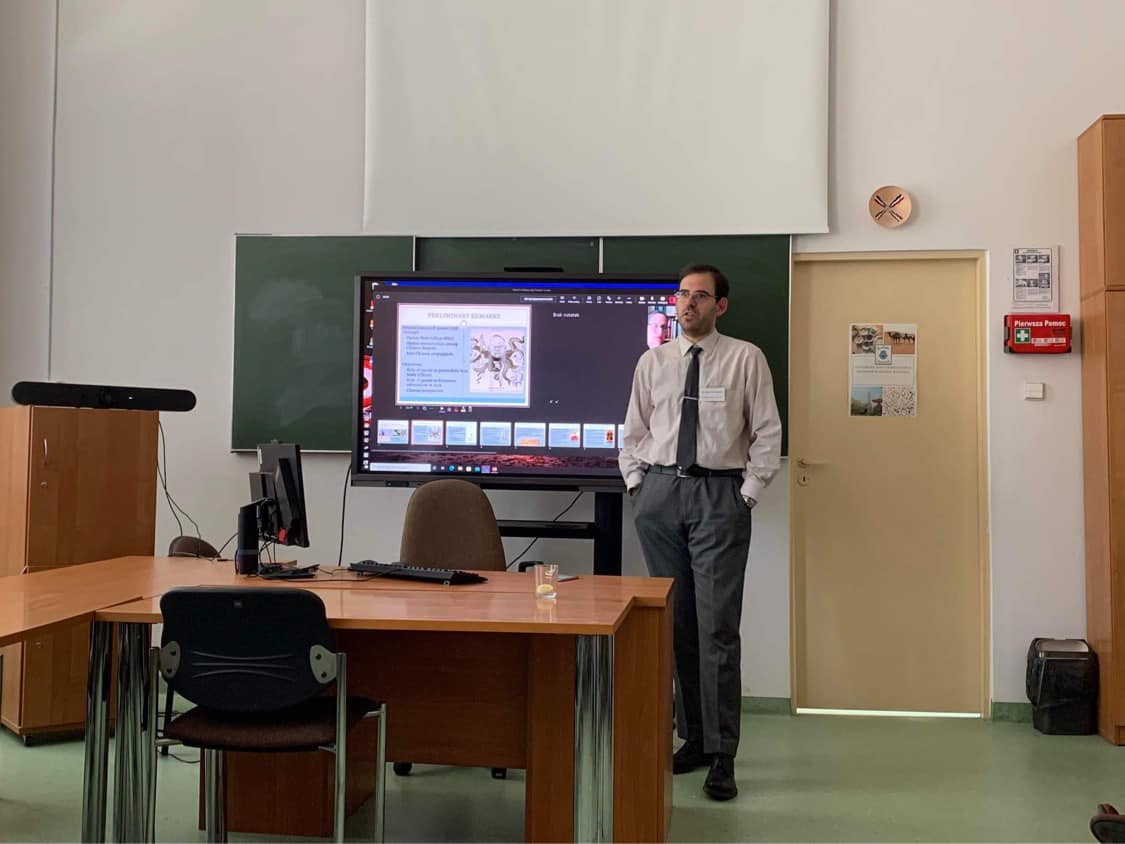 Prelegent podczas panelu konferencji naukowej LEAM 2022 na Wydziale Studiów Międzynarodowych i Politologicznych Uniwersytetu Łódzkiego/Speaker at the panel of the LEAM 2022 scientific conference at the Faculty of International and Political Studies at the University of Lodz