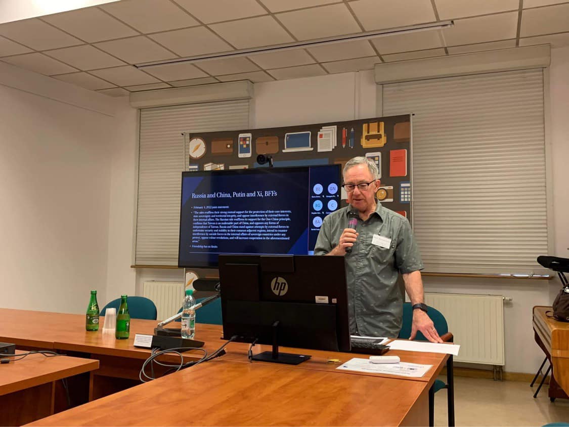 Prelegent podczas panelu konferencji naukowej LEAM 2022 na Wydziale Studiów Międzynarodowych i Politologicznych Uniwersytetu Łódzkiego/Speaker at the panel of the LEAM 2022 scientific conference at the Faculty of International and Political Studies at the University of Lodz