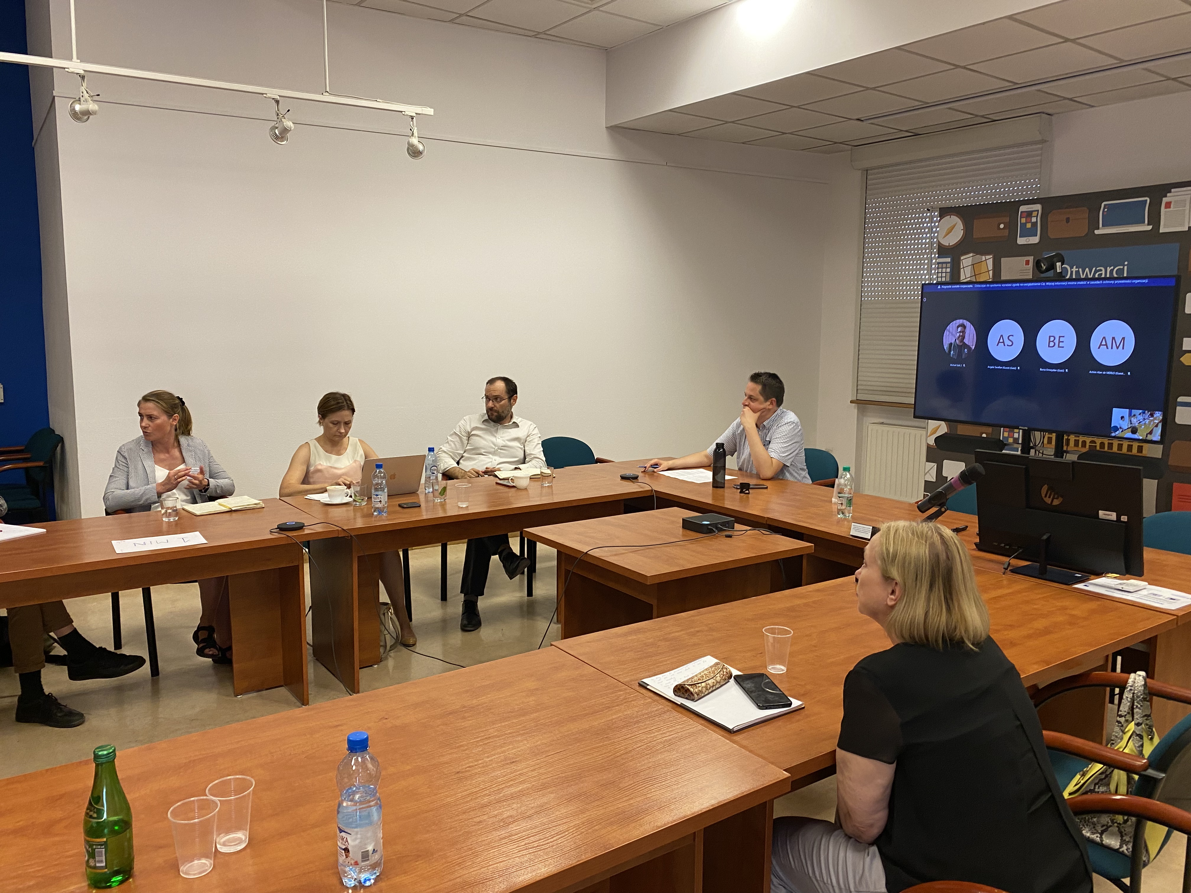 Grupa osób słucha wykładu podczas konferencji naukowej LEAM 2022 w sali rady wydziału na Wydziale Studiów Międzynarodowych i politologicznych Uniwersytetu Łódzkiego/A group of people listens to a lecture during the LEAM 2022 scientific conference in the faculty council room at the Faculty of International and Political Studies at the University of Lodz