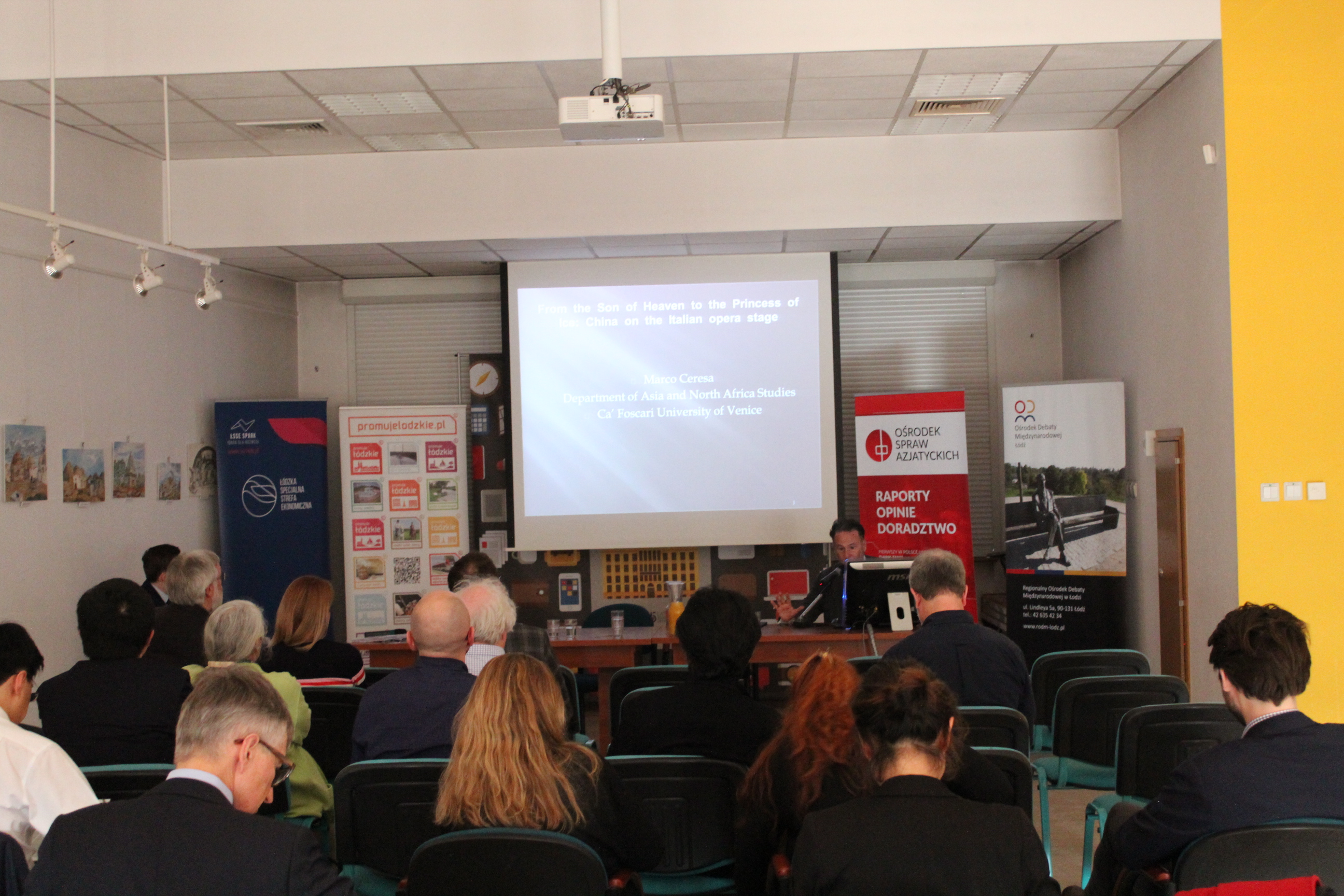 Grupa uczestników konferencji naukowej słucha wykładu na sali wydziału studiów międzynarodowych i politologicznych Uniwersytetu Łódzkiego/A group of participants of the scientific conference listens to a lecture in the hall of the Faculty of International and Political Studies at the University of Lodz