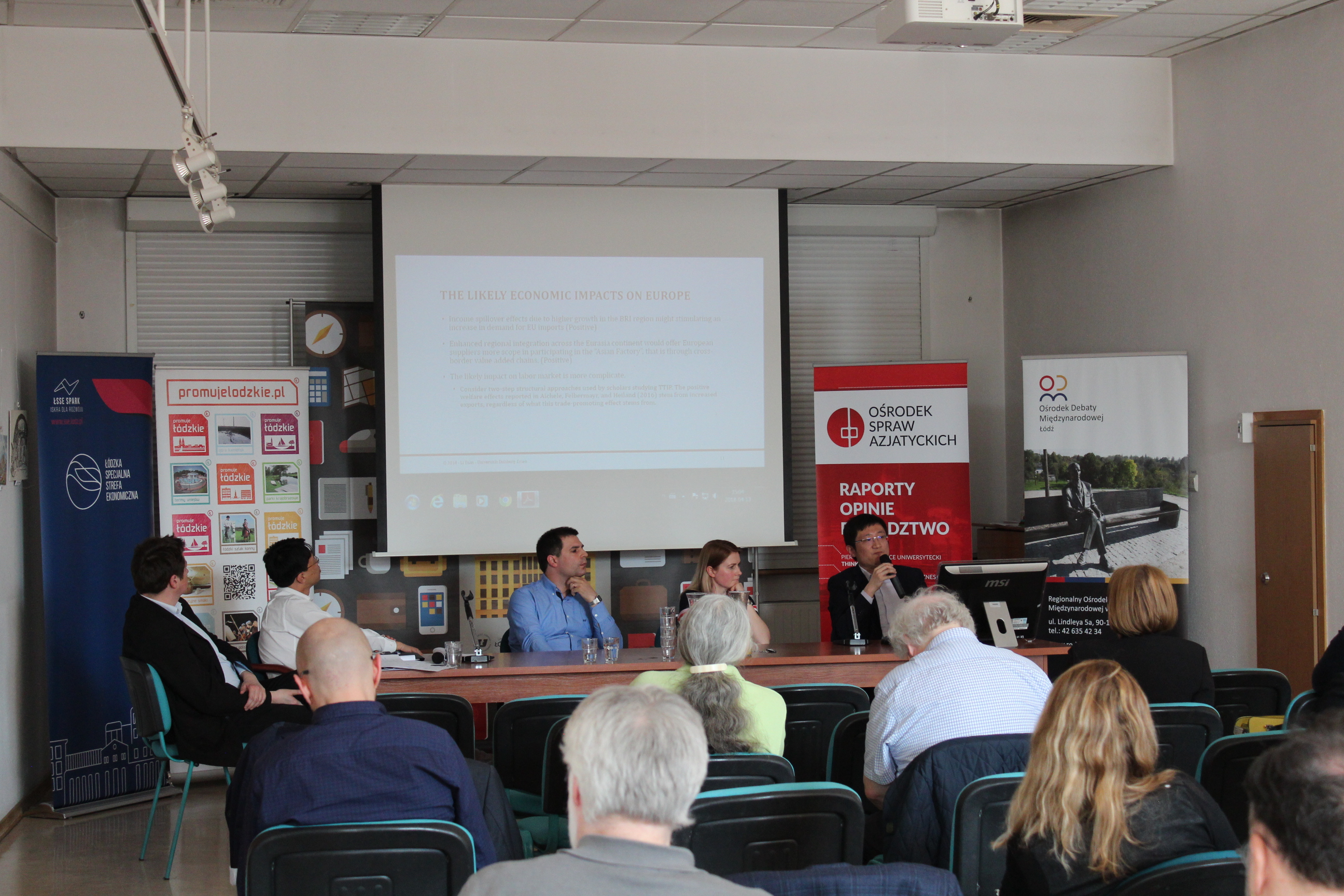 Grupa uczestników konferencji naukowej słucha wykładu na sali wydziału studiów międzynarodowych i politologicznych Uniwersytetu Łódzkiego/A group of participants of the scientific conference listens to a lecture in the hall of the Faculty of International and Political Studies at the University of Lodz