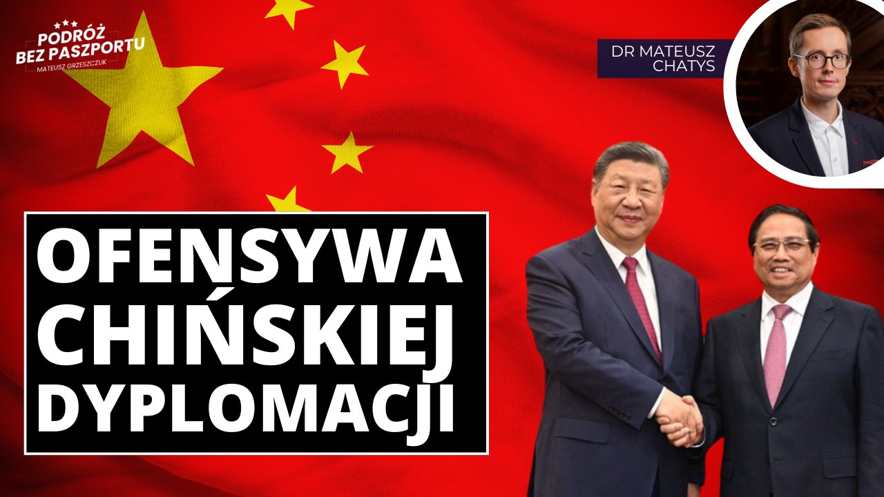 Chińska flaga na tle której stoją Xi Jinping oraz Pham Minh Chính