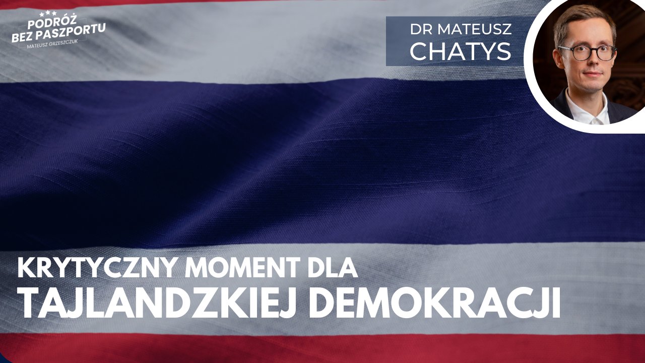 Na tle flagi Tajlandii napis "Krytyczny moment dla tajlandzkiej demokracji", a w prawym górnym rogu zdjęcie dr Mateusza Chatysa/Against the background of the Thai flag, the inscription "Critical moment for Thai democracy" and in the upper right corner a photo of Dr Mateusz Chatys