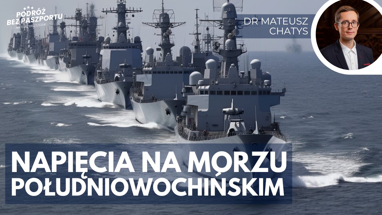 Po lewej stronie zdjęcie konwoju statków marynarki wojennej oraz biały napis "Napięcia na Morzu Południowochińskim", a w prawym górnym rogu zdjęcie analityka Ośrodka Spraw Azjatyckich/On the left there is a photo of a convoy of navy ships and the white inscription "Tensions in the South China Sea", and in the upper right corner there is a photo of an analyst from the Centre for Asian Affairs