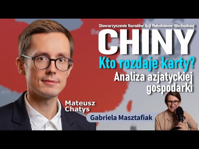 Zdjęcie pracownika Ośrodka Spraw Azjatyckich na tle mapy z zarysem Chin oraz tytuł "Chiny. Kto rozdaje karty. Analiza azjatyckiej gospodarki"