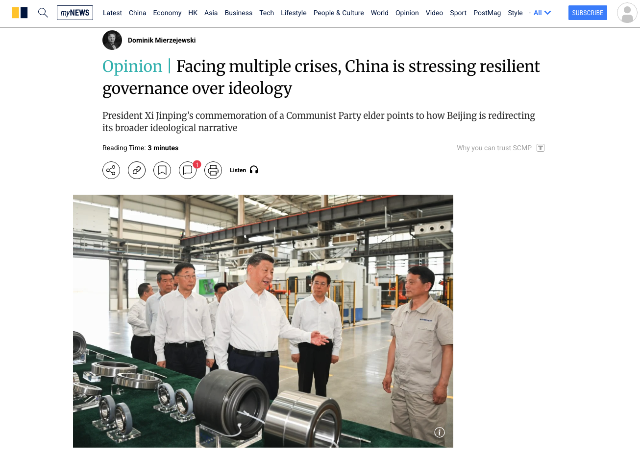 Zrzut ekranu z portalu South China Morning Post ze zdjęciem przedstawiającym Xi Jinpinga w otoczeniu kilku pracowników fabryki 