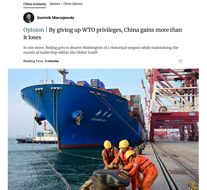 Zrzut ekranu z portalu South China Morning Post ze zdjęciem przedstawiającym statek towarowy zacumowany do nabrzeża