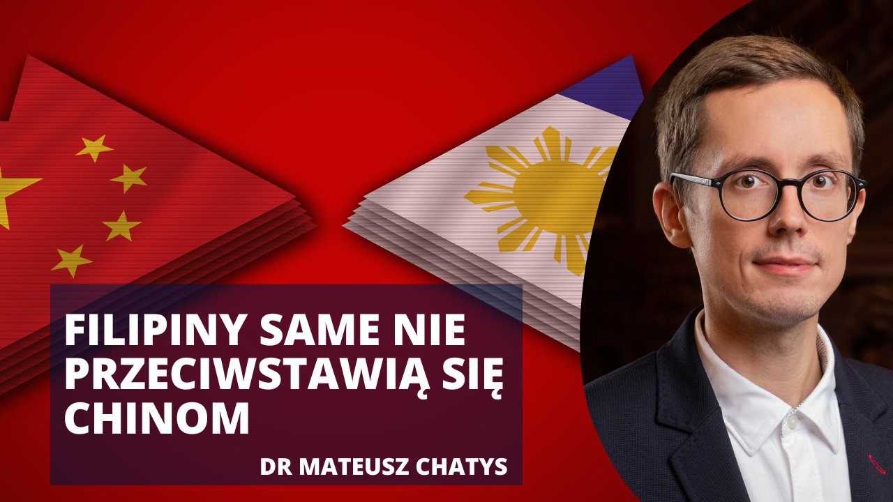 Po lewej stronie flagi Chin oraz Filipin z tytułem podcastu "Filipiny same nie przeciwstawią się Chinom", a po prawej stronie zdjęcie uczestnika podcastu/On the left, the flags of China and the Philippines with the title of the podcast "Philippines will not stand up to China alone", and on the right, a photo of a podcast participant